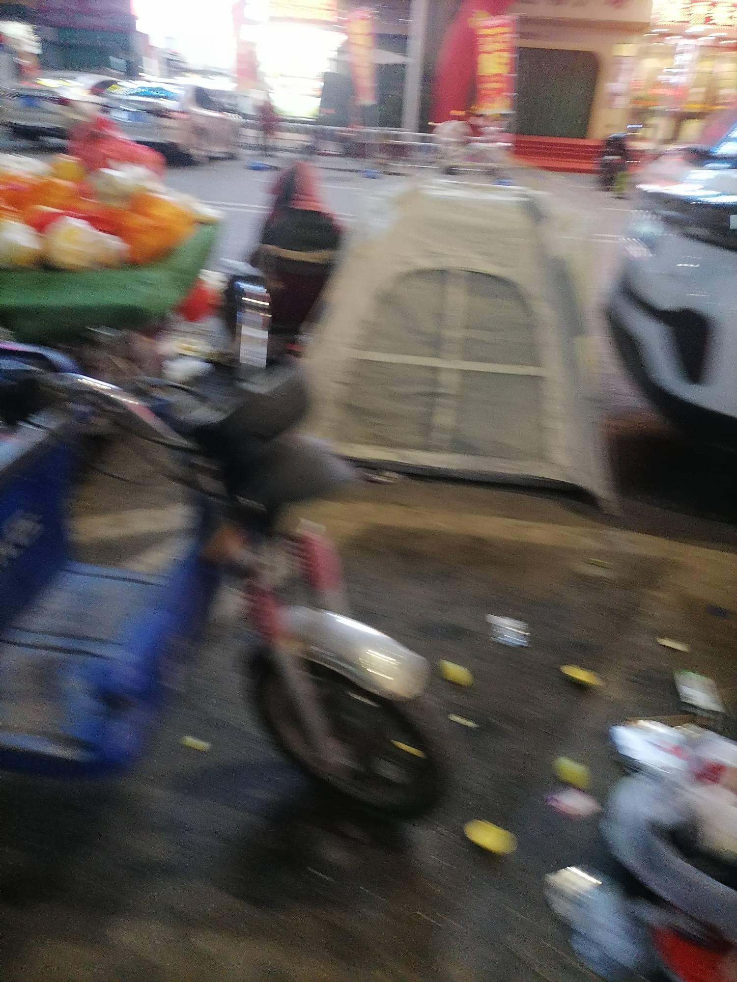 看到老姐，住帐篷卖柚子。

63 / 作者:岸上狗蛋 / 