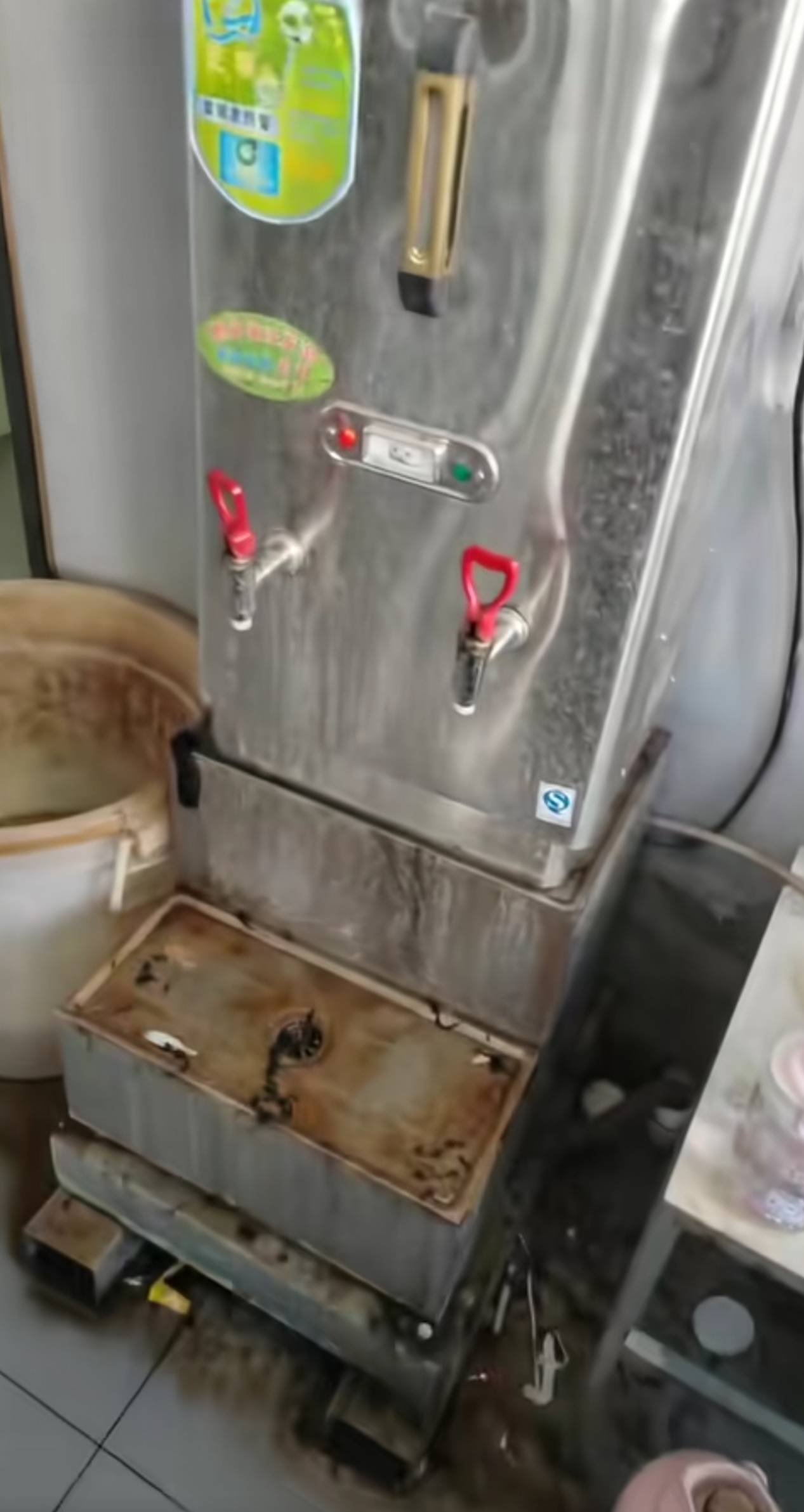 挂壁工厂热水器旁边就是厕所这水能喝？管子挨在一起的不知道是不是也是接的中水，我看21 / 作者:是我想的太多 / 