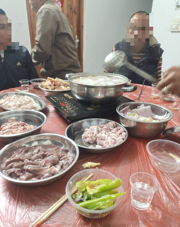 老哥们吃饭了

49 / 作者:挂壁哥 / 