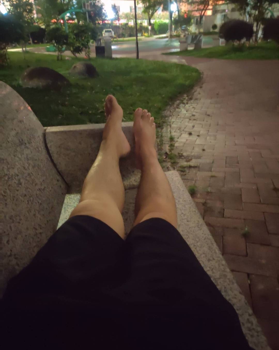 水织，天又黑了，躺在冷冷的公园石板上，想想这些年来走过的路，情不自禁的落下泪。今30 / 作者:先天挂逼圣体 / 