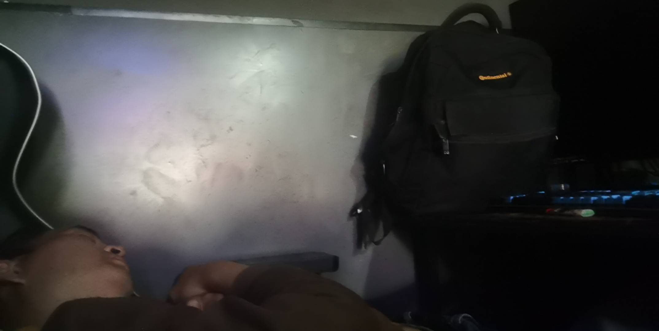 旁边做了个挂壁仔  每次来网吧都背个包 网也不上 身上一股味道

28 / 作者:云端. / 