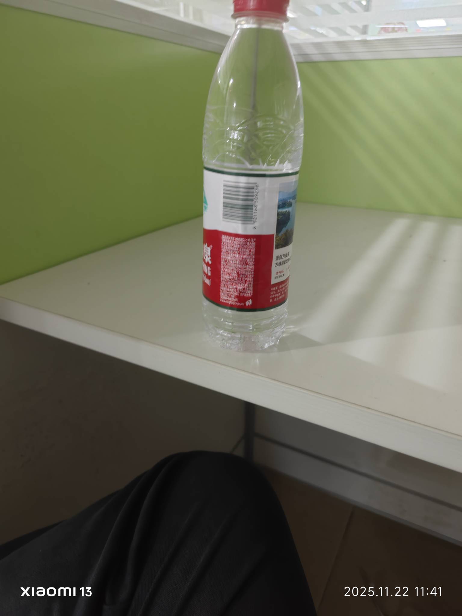 今天开始来上班了  刚去楼下便利店买了只笔  和老头聊了一会  送了瓶水和榔子  这老头95 / 作者:我是雄霸 / 