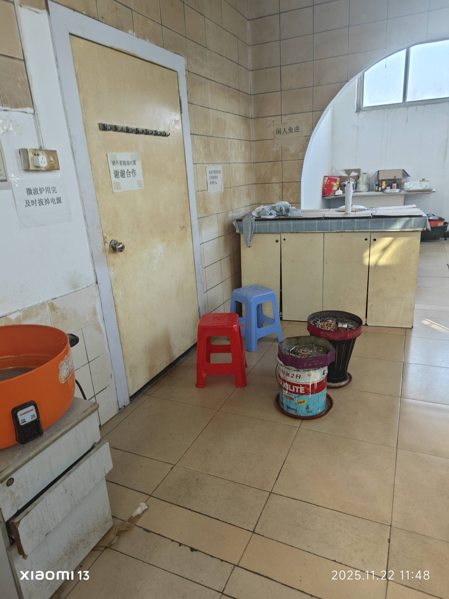 今天开始来上班了  刚去楼下便利店买了只笔  和老头聊了一会  送了瓶水和榔子  这老头28 / 作者:我是雄霸 / 