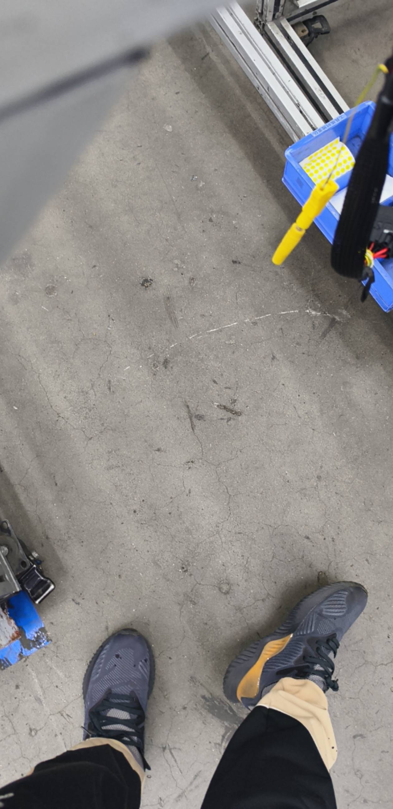 穿的1500的鞋，600的裤子身上干着一天300的活！唉天天挣300，得吃100！各种吃喝玩乐，76 / 作者:昨日过往 / 