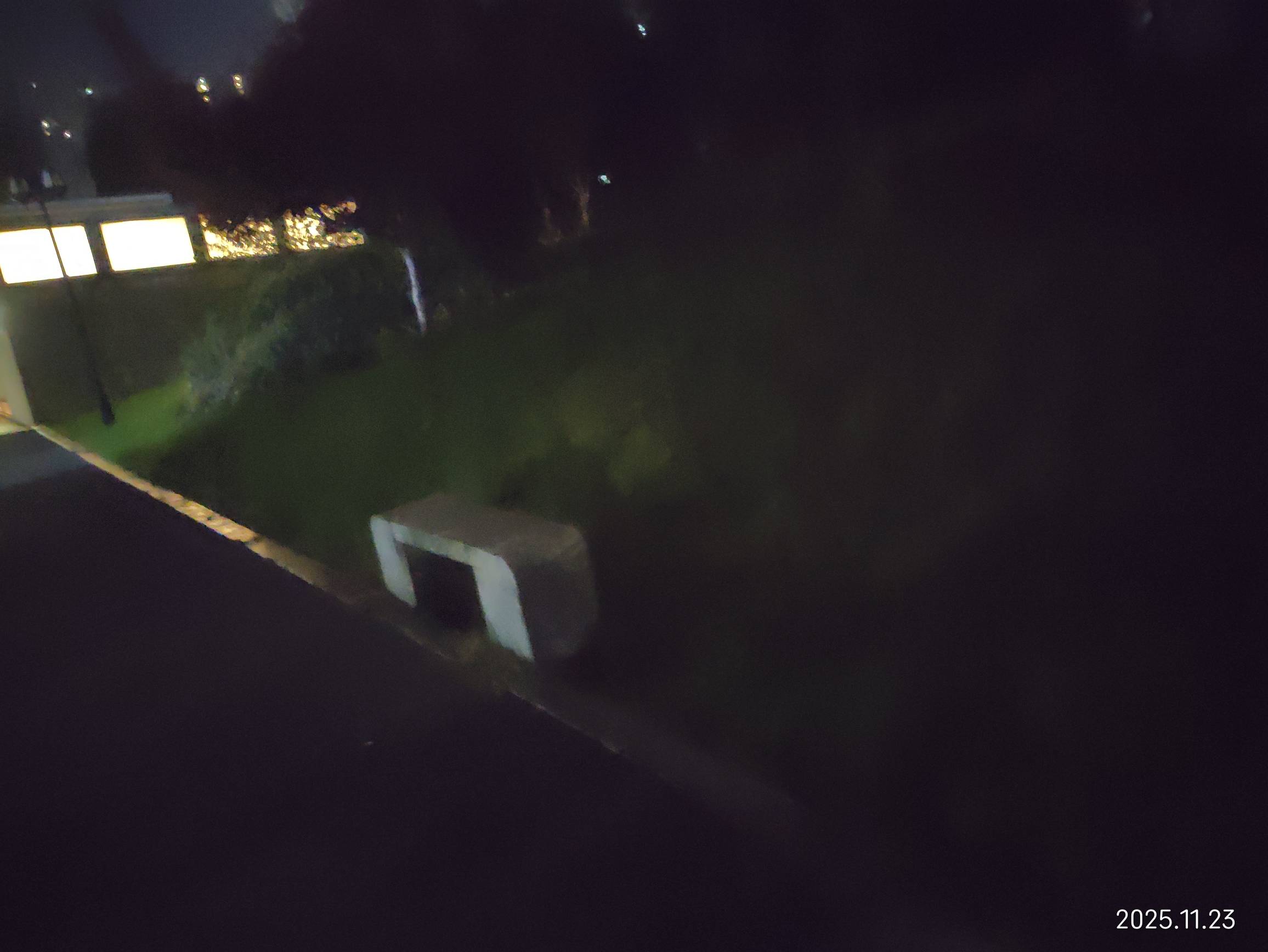 老哥们，彻底瘫痪公园，天气降温又下小雨，已经不能躺了，还好旁边有个装修豪华的卫生87 / 作者:红菜苔 / 