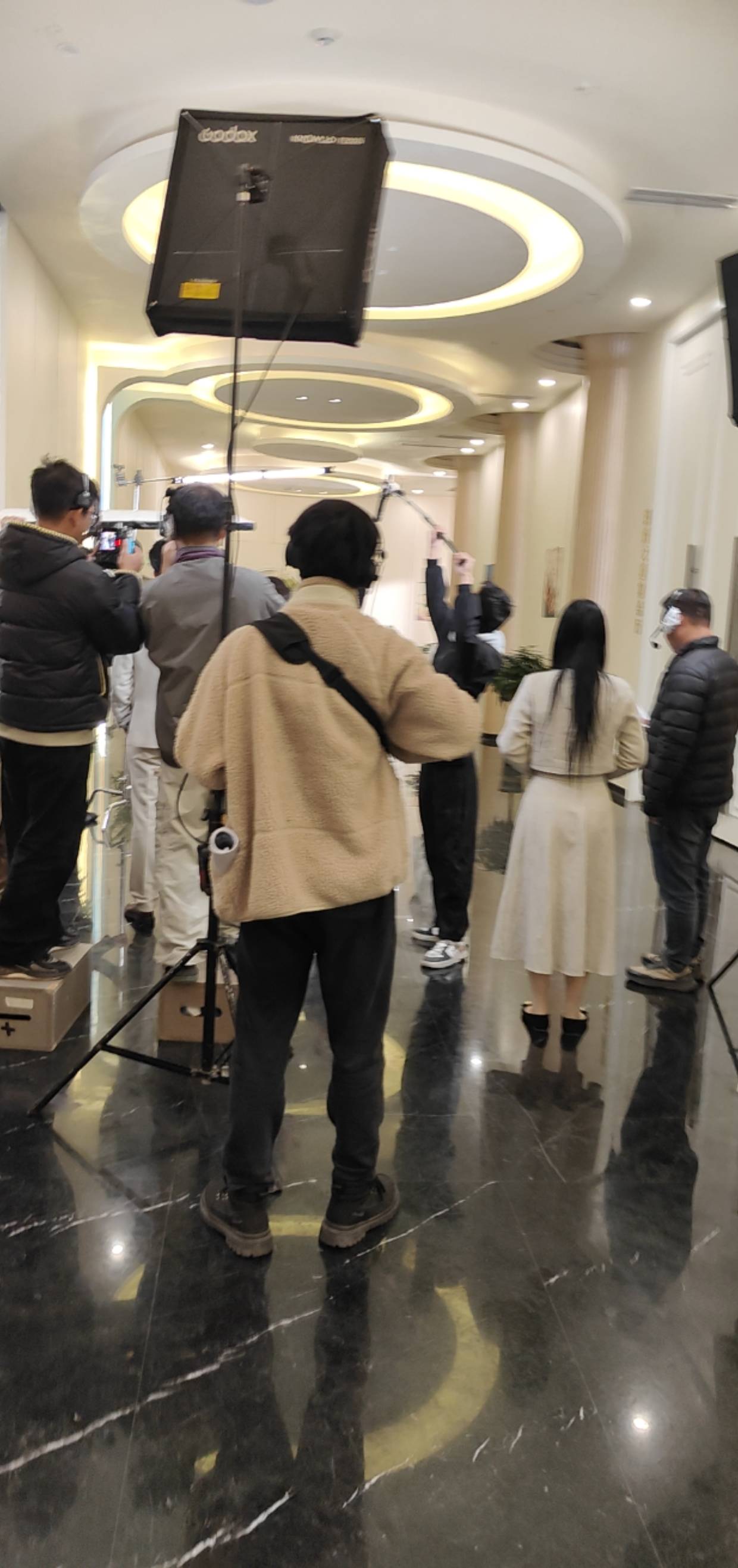 老哥们，彻底瘫痪公园，天气降温又下小雨，已经不能躺了，还好旁边有个装修豪华的卫生74 / 作者:茉莉绿茶 / 