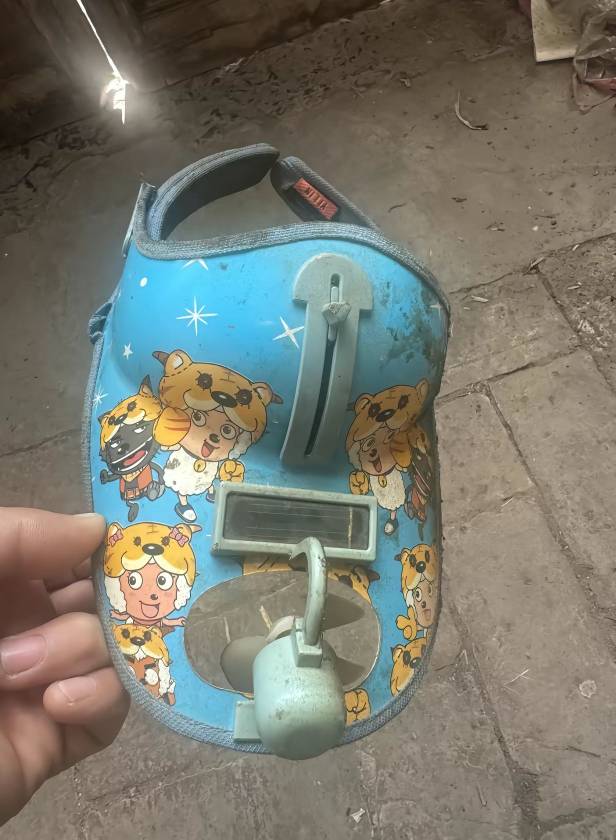 在家翻出来这个东西，小的时候带的

33 / 作者:半眼学姐 / 