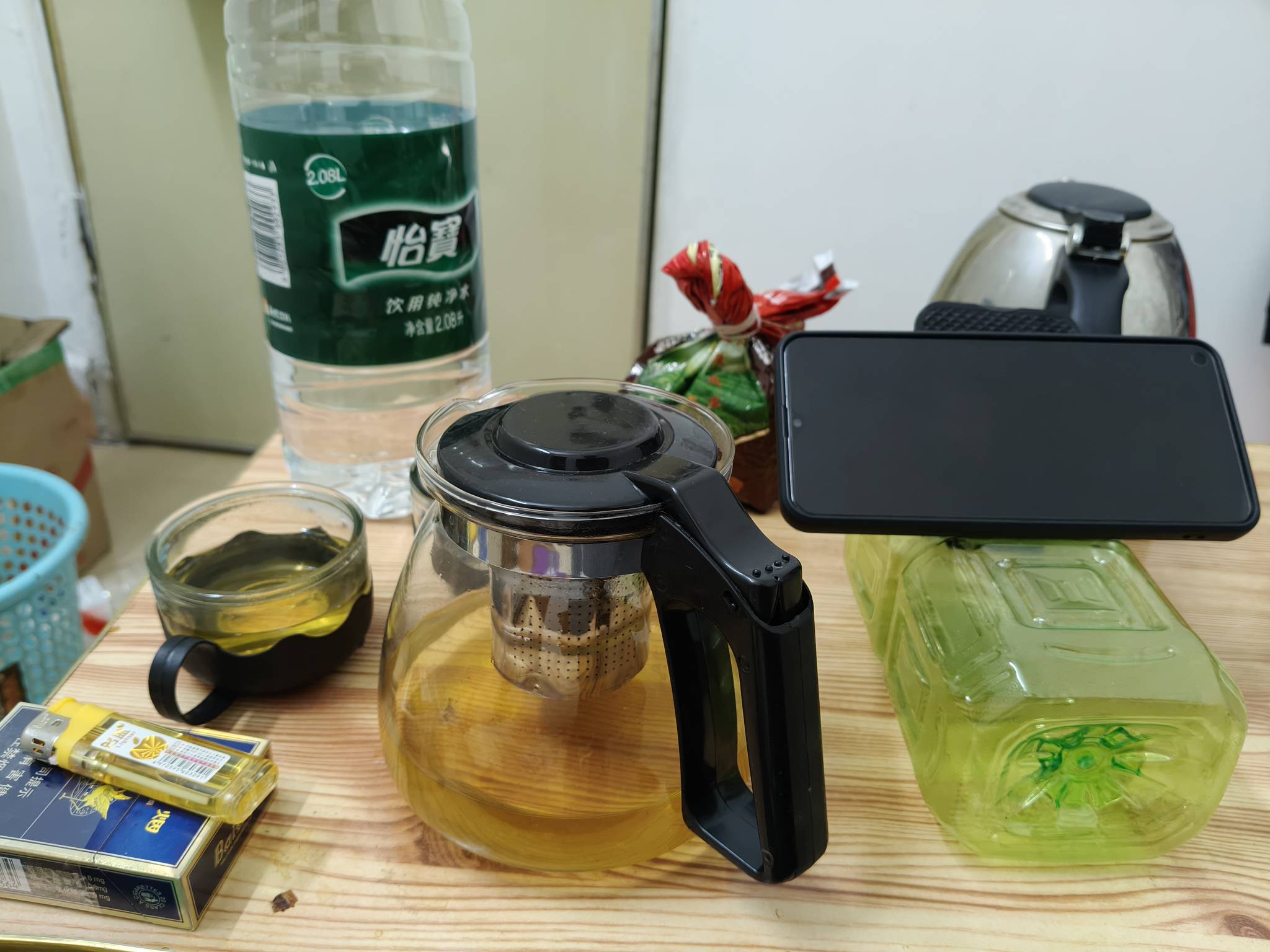 原本一天一瓶水喝不完，自从弄了个泡茶壶 买包茶叶 一天要两瓶大怡宝 

48 / 作者:肥美的烧鸭 / 