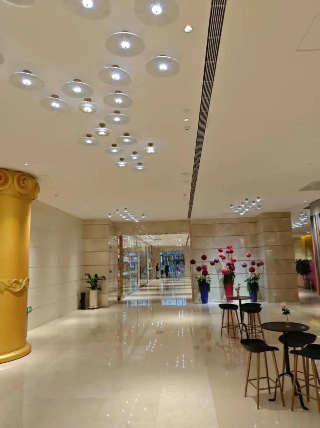 老哥们，和女同事在外出差，到了酒店门口，我说我去找个超市买包烟，让她把房间订了，1 / 作者:封神之战哇的 / 