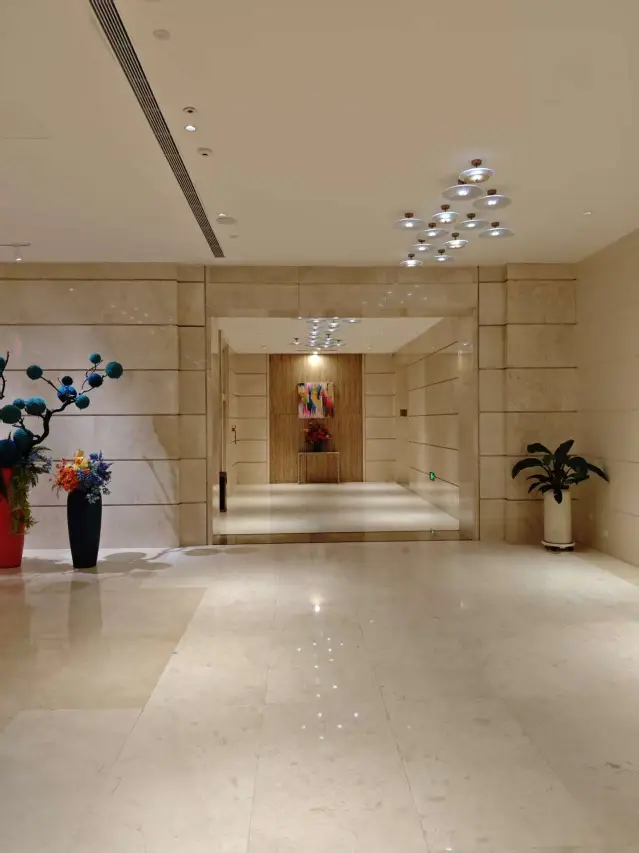 老哥们，和女同事在外出差，到了酒店门口，我说我去找个超市买包烟，让她把房间订了，14 / 作者:封神之战哇的 / 