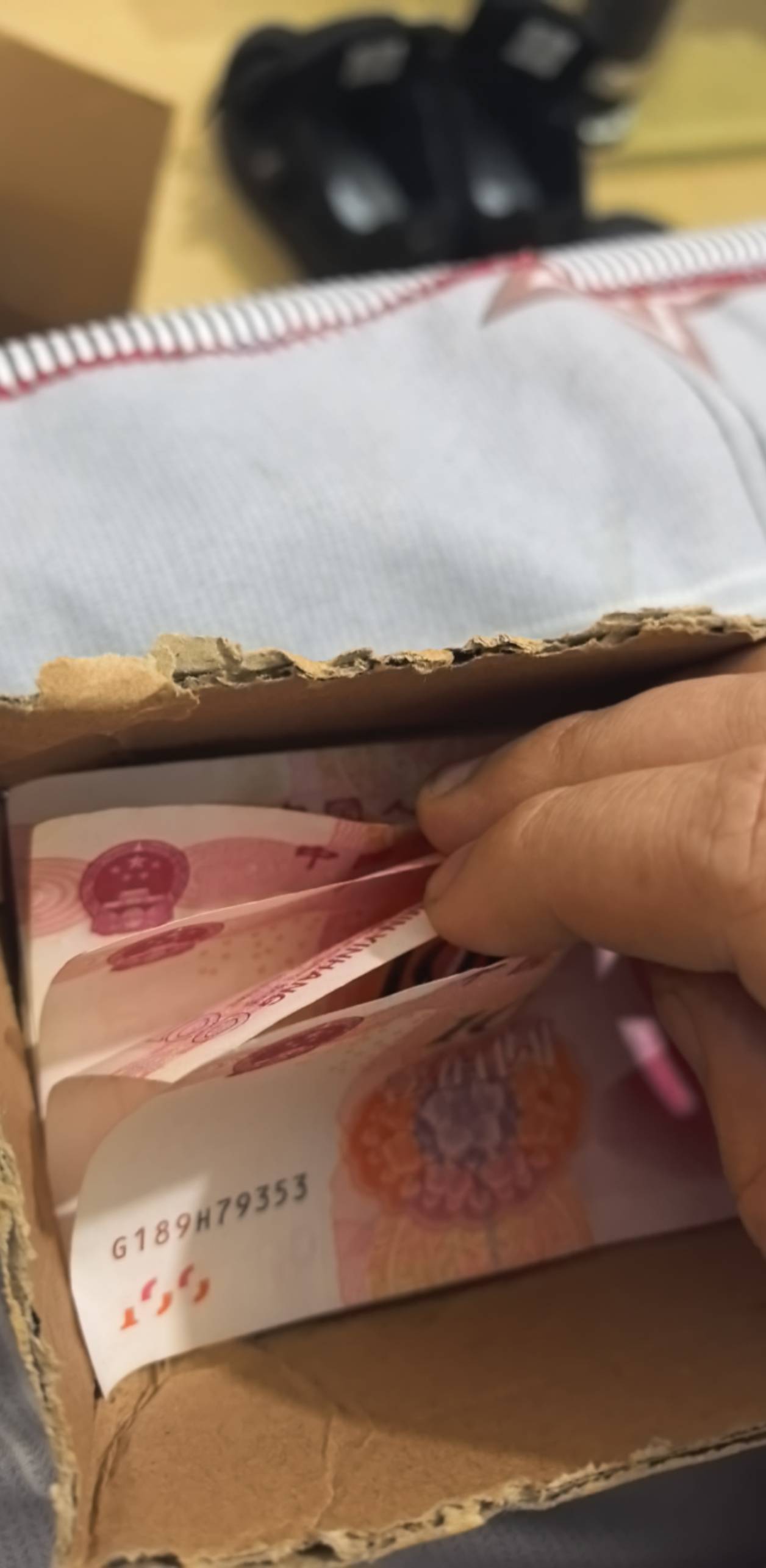 最好的存钱方式啊 够一百了就取出来 微信支付宝留个二三十吃饭 就不会送g庄了

2 / 作者:0.2℃ / 