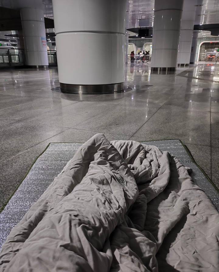 夜阑人静，腹中空空然，饥肠辘辘之声不绝；竟似含着几分戏谑之意，扰得人睡意全无。
93 / 作者:都是卡农挂必仔 / 