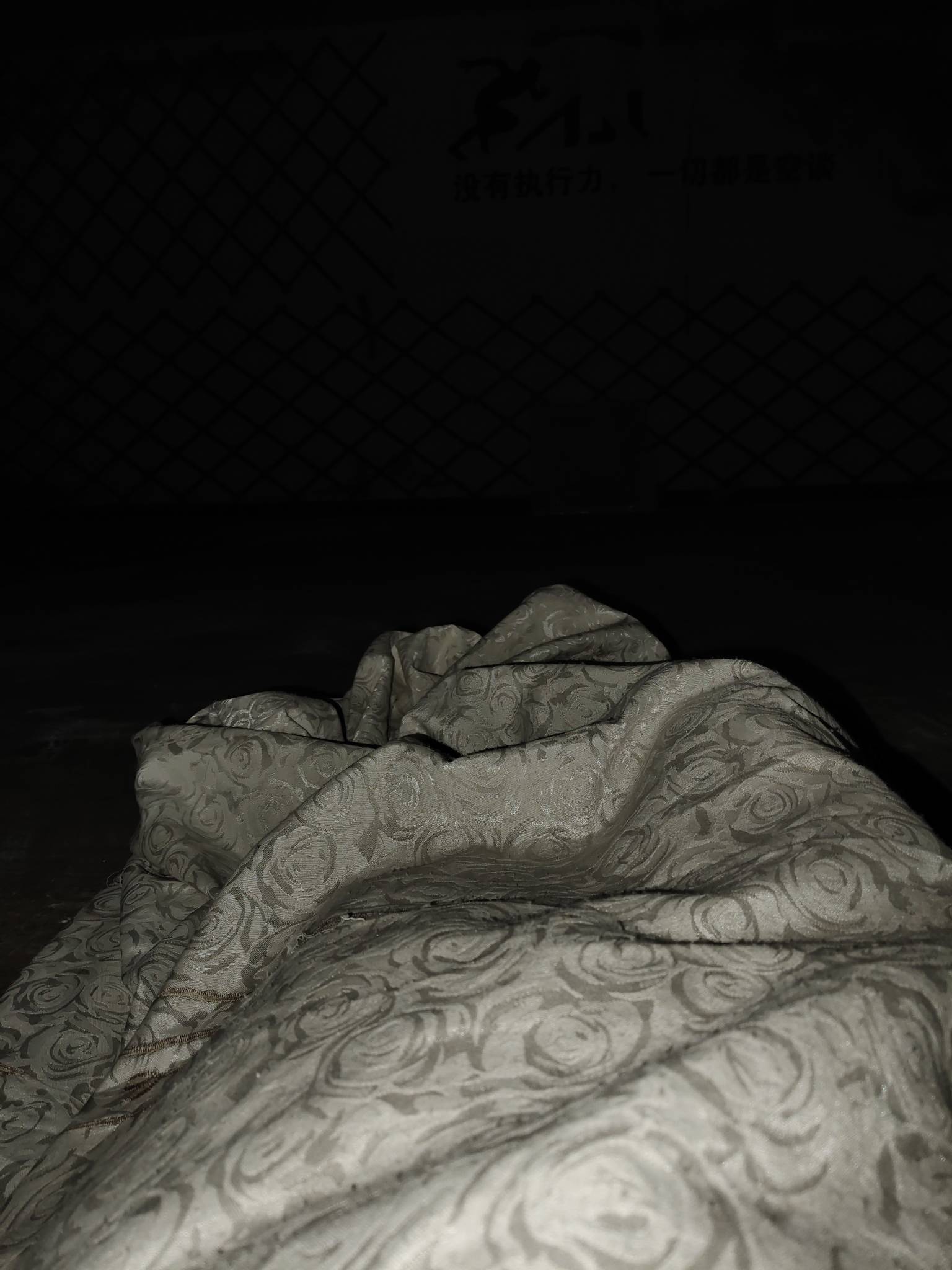 本来路过这个停车场，看到房间里都是空的，应该是倒闭的厂房。就在这里睡了，太难了

19 / 作者:倪敏明年见 / 