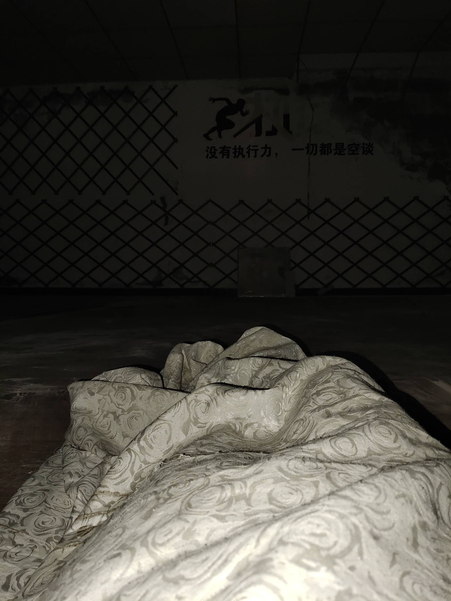 本来路过这个停车场，看到房间里都是空的，应该是倒闭的厂房。就在这里睡了，太难了

75 / 作者:倪敏明年见 / 