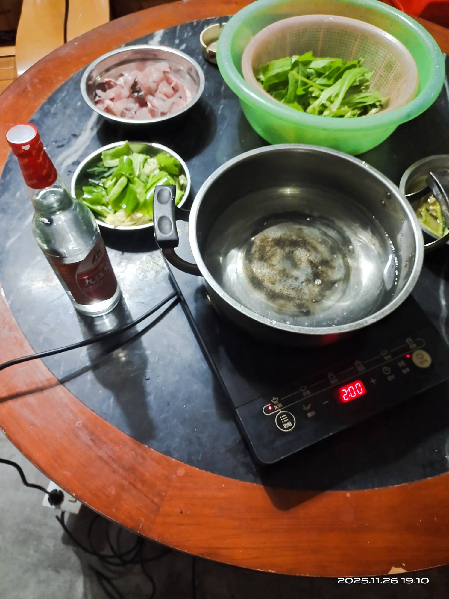 老哥们吃饭了，好久没有吃肉了，今天买了一条鱼回来吃

10 / 作者:挂壁哥 / 