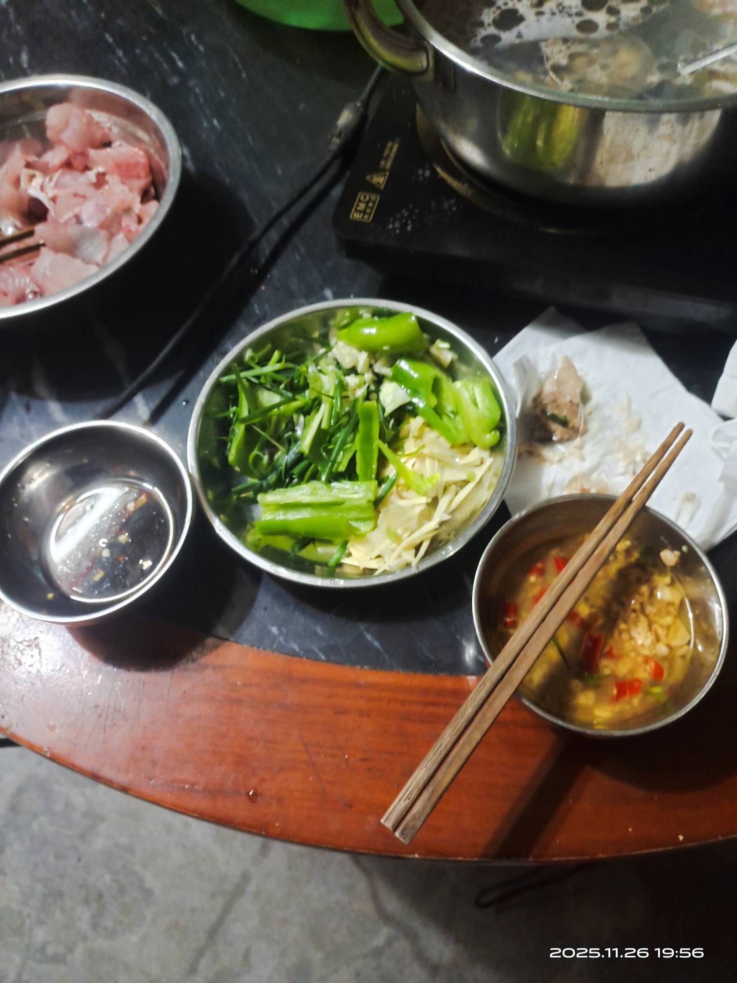 老哥们吃饭了，好久没有吃肉了，今天买了一条鱼回来吃

53 / 作者:挂壁哥 / 