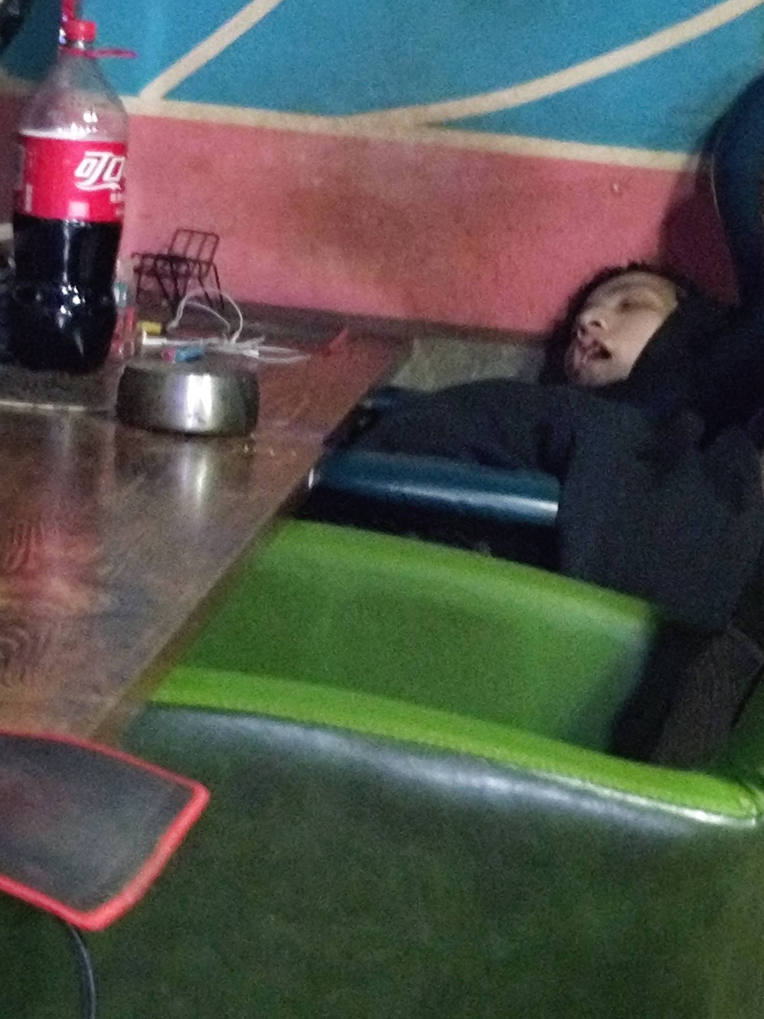 多年没去过的网吧，一群挂仔在睡觉，，还张大嘴，你们是不是有话讲


1 / 作者:天使泪0000 / 