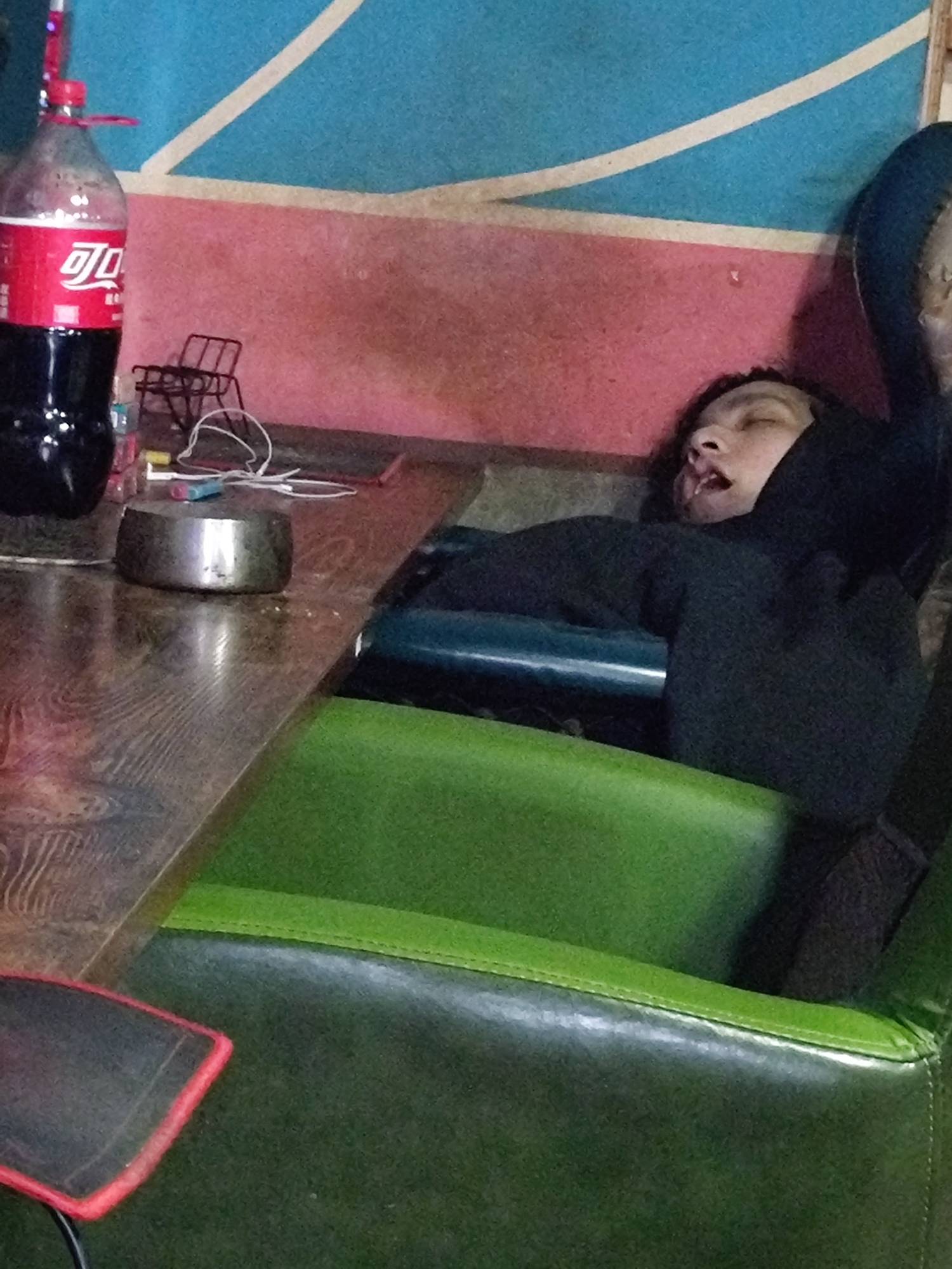 多年没去过的网吧，一群挂仔在睡觉，，还张大嘴，你们是不是有话讲


13 / 作者:天使泪0000 / 