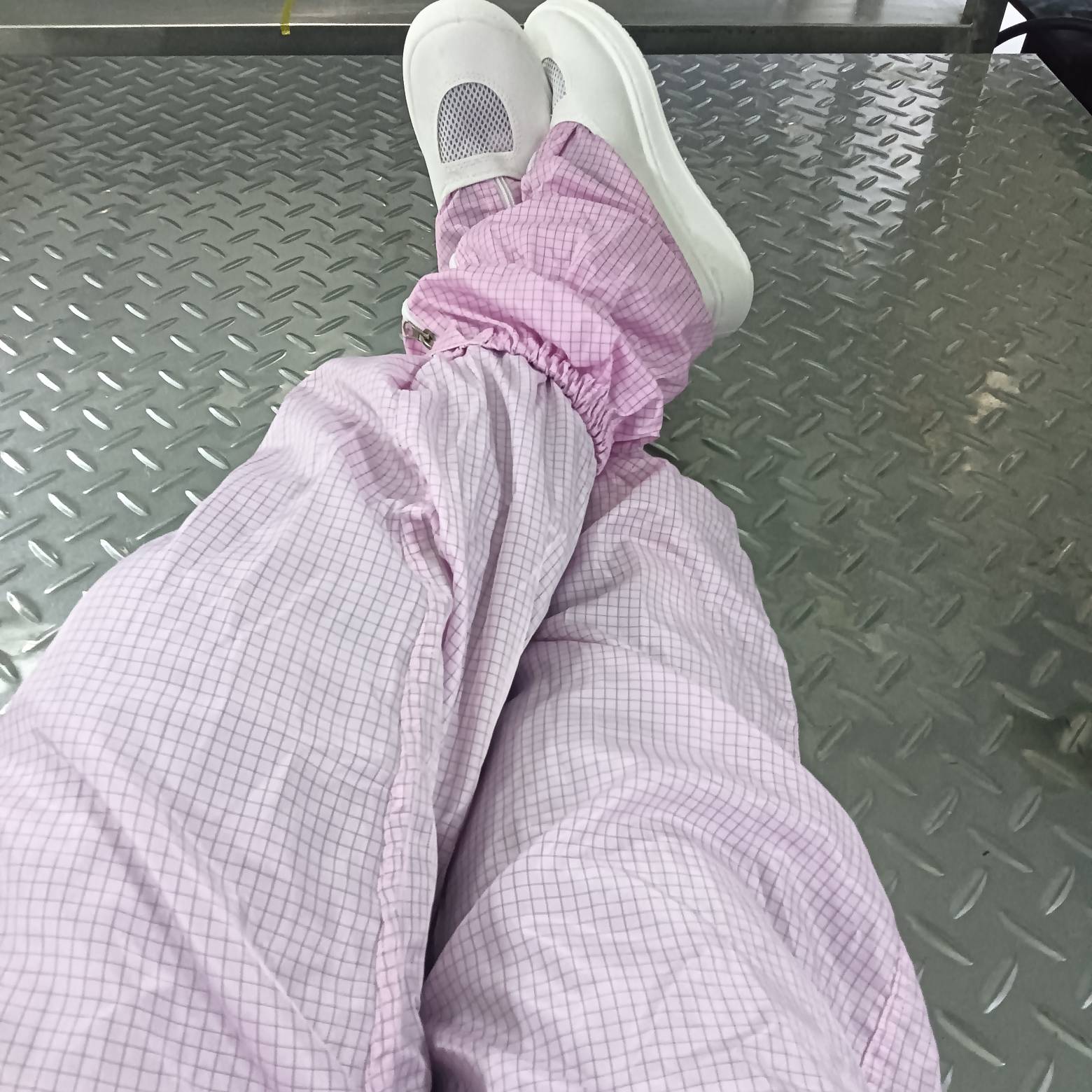 半导体上班唯一缺点就是防尘服太麻烦了 诶


26 / 作者:那可不一定 / 