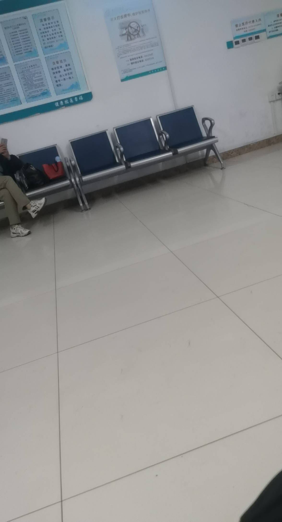 老哥们   从医院呆一个星期了   真暖和     没地方去的老哥可以去你们当地医院穿个军71 / 作者:你是土狗 / 