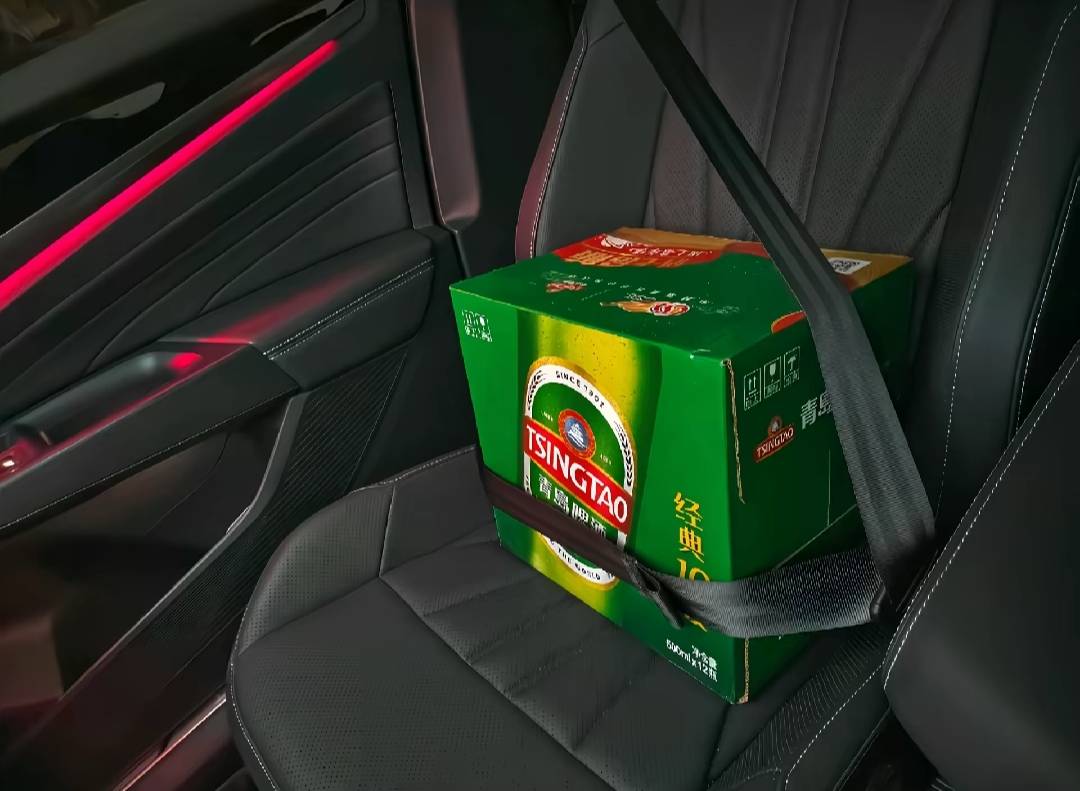 她穿着一袭绿色长裙，安静的坐在副驾驶上，只是说了句晚上想让我睡个好觉，我就知道该80 / 作者:先天挂逼圣体 / 