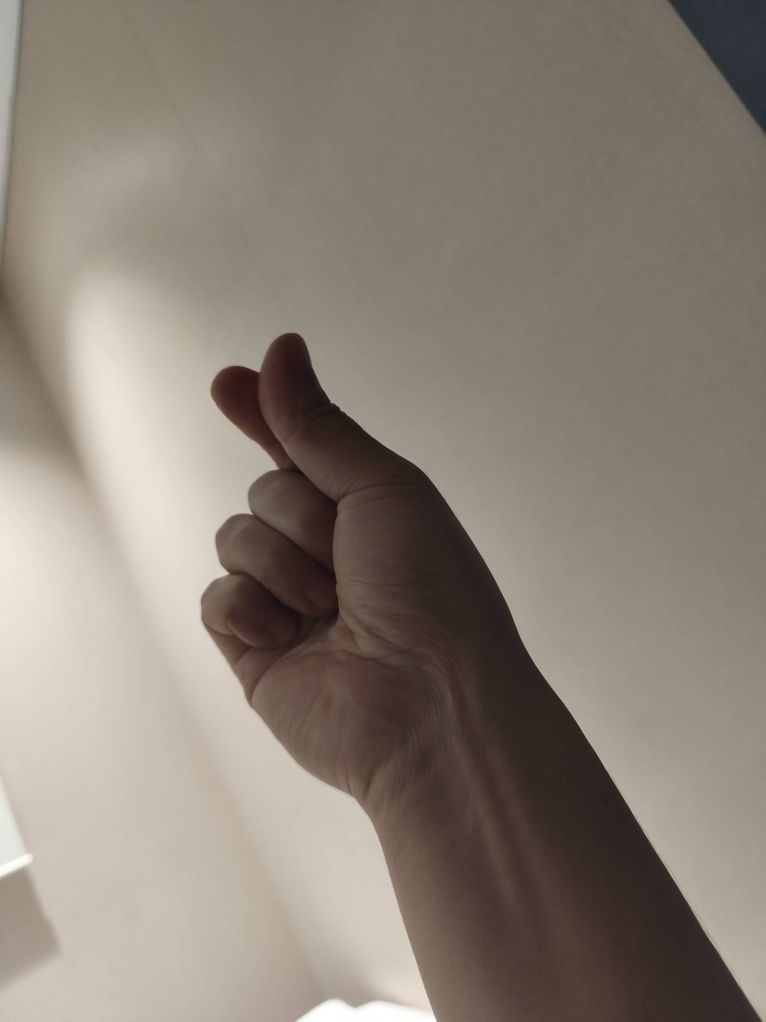 饱经沧桑的手，大拇指是十五年老烟枪的痕迹，中指是寒窗苦读十六年写字的老茧，小拇指73 / 作者:恭喜发财zy / 