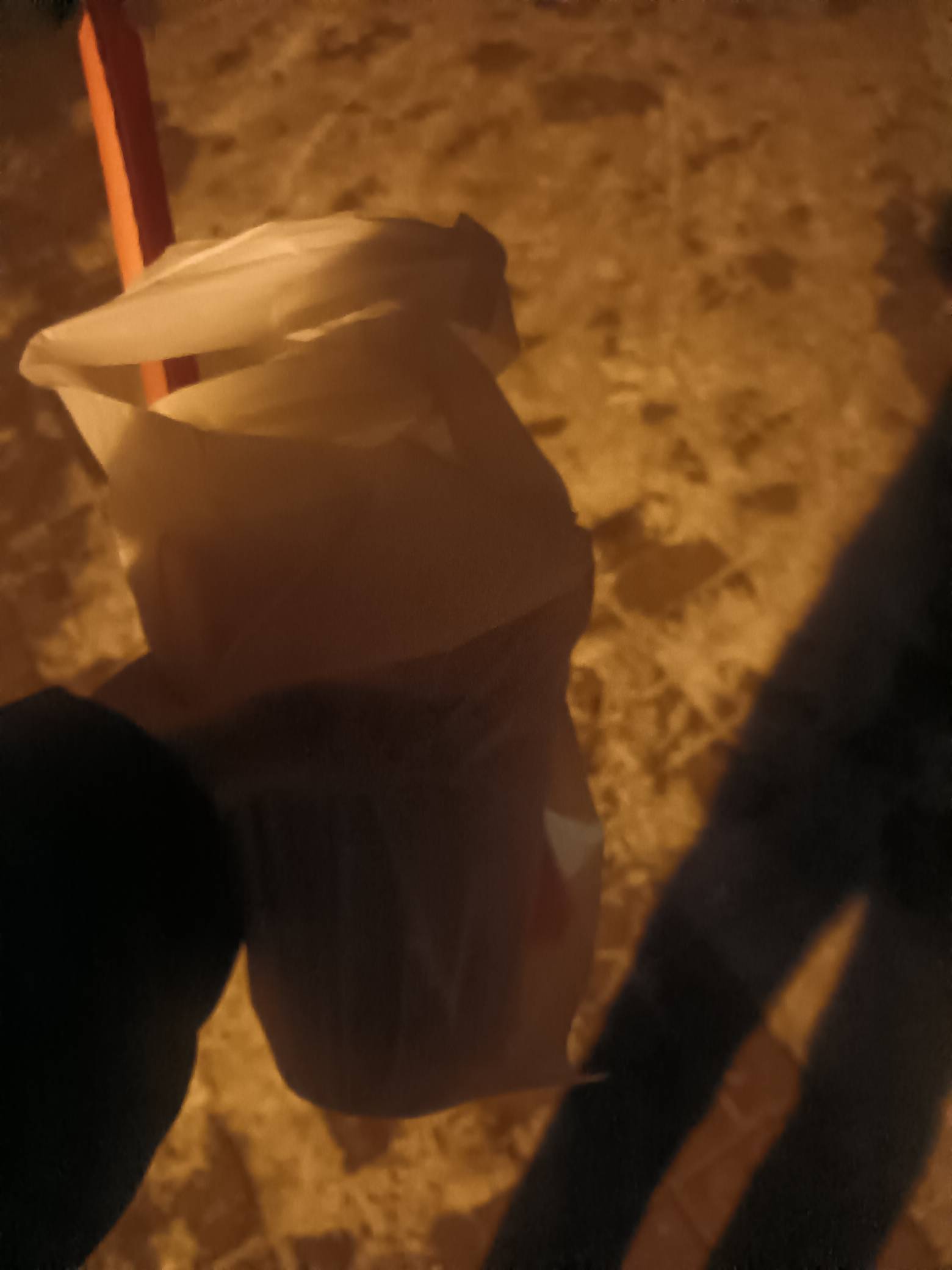 老哥们这么冷的天，大雪寒天的，我给外面压马路，花六毛钱买一杯热蜜雪暖和暖和，不过98 / 作者:变了格局小了 / 