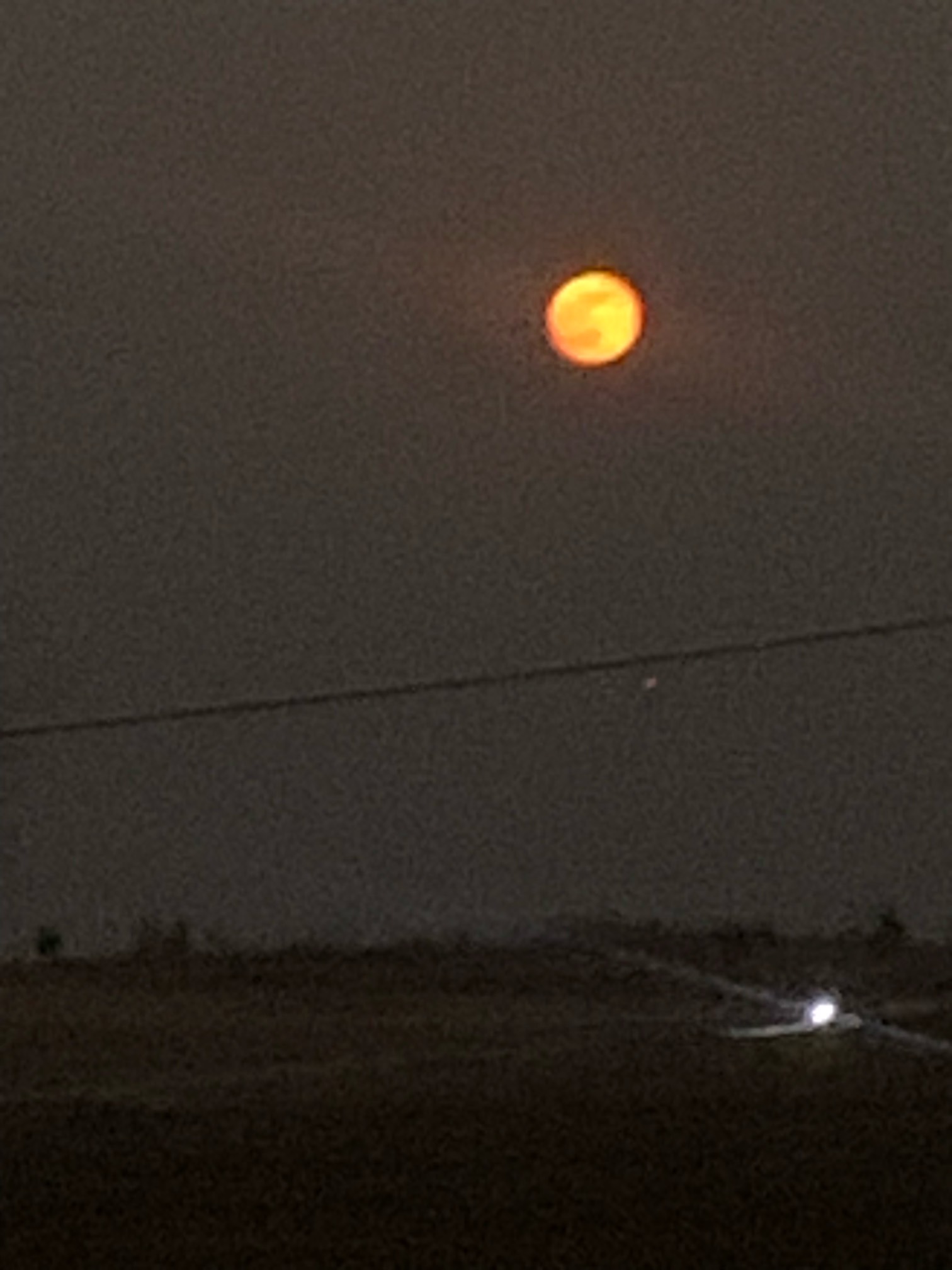今晚的月亮咋这么大 坐标河南平顶山 平常跟洗脸盆一样大小 现在感觉三个洗脸盆一样大52 / 作者:陌上花开9698 / 