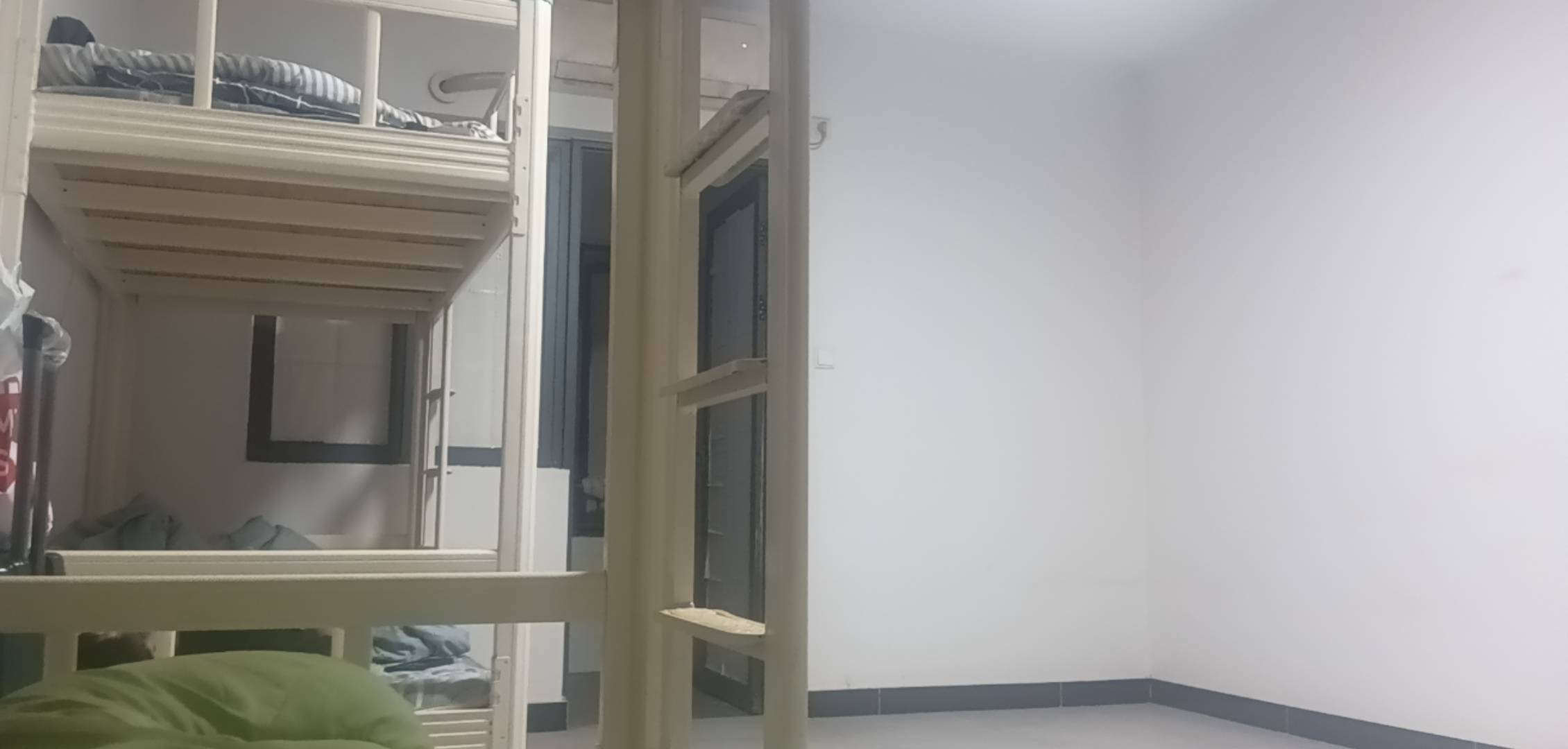 有准备加班了，挂壁宿舍四人间

99 / 作者:永恒yi / 