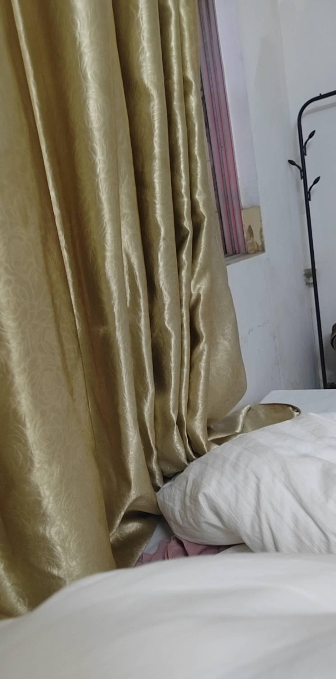 老哥们，你们一天呆在挂壁房不无聊吗，不出门，也没人说话，我已经呆了一个月了跟坐牢80 / 作者:澳村还我奔驰E / 