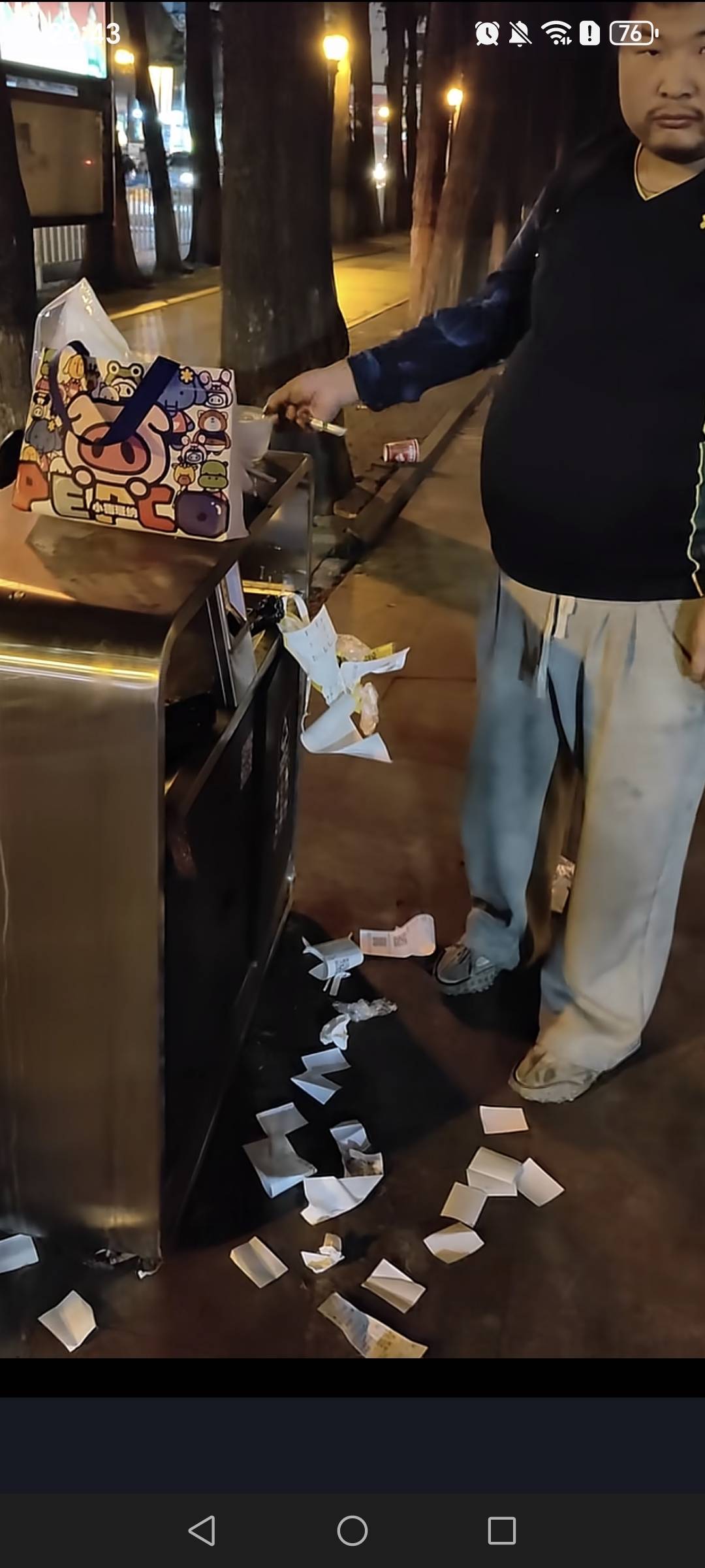 这是哪个老哥在长安万科那边翻宝箱找吃的

29 / 作者:挂比了救我鸭 / 