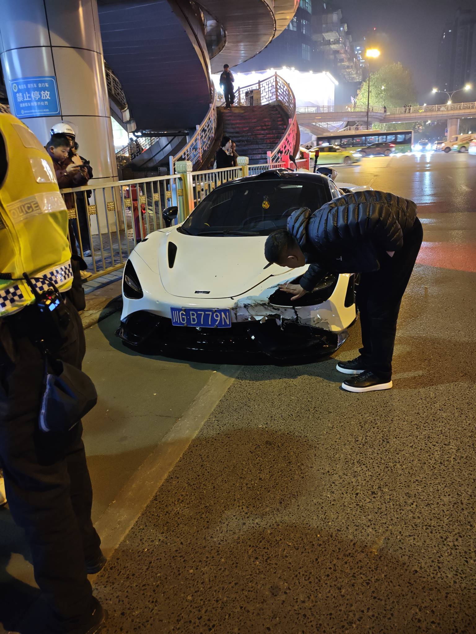 迈凯伦撞了好像租的车


93 / 作者:Ly199417 / 