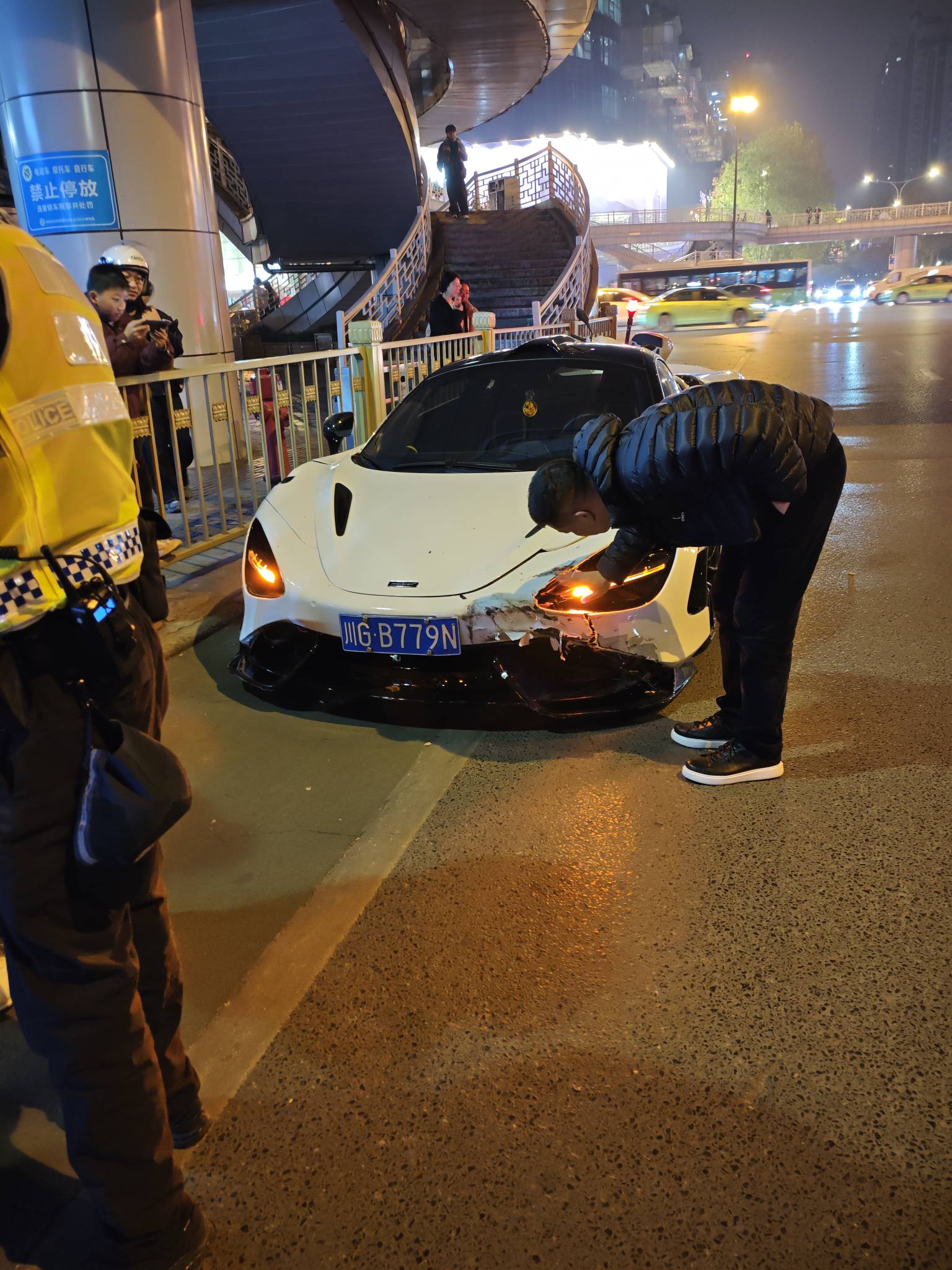 迈凯伦撞了好像租的车


30 / 作者:Ly199417 / 