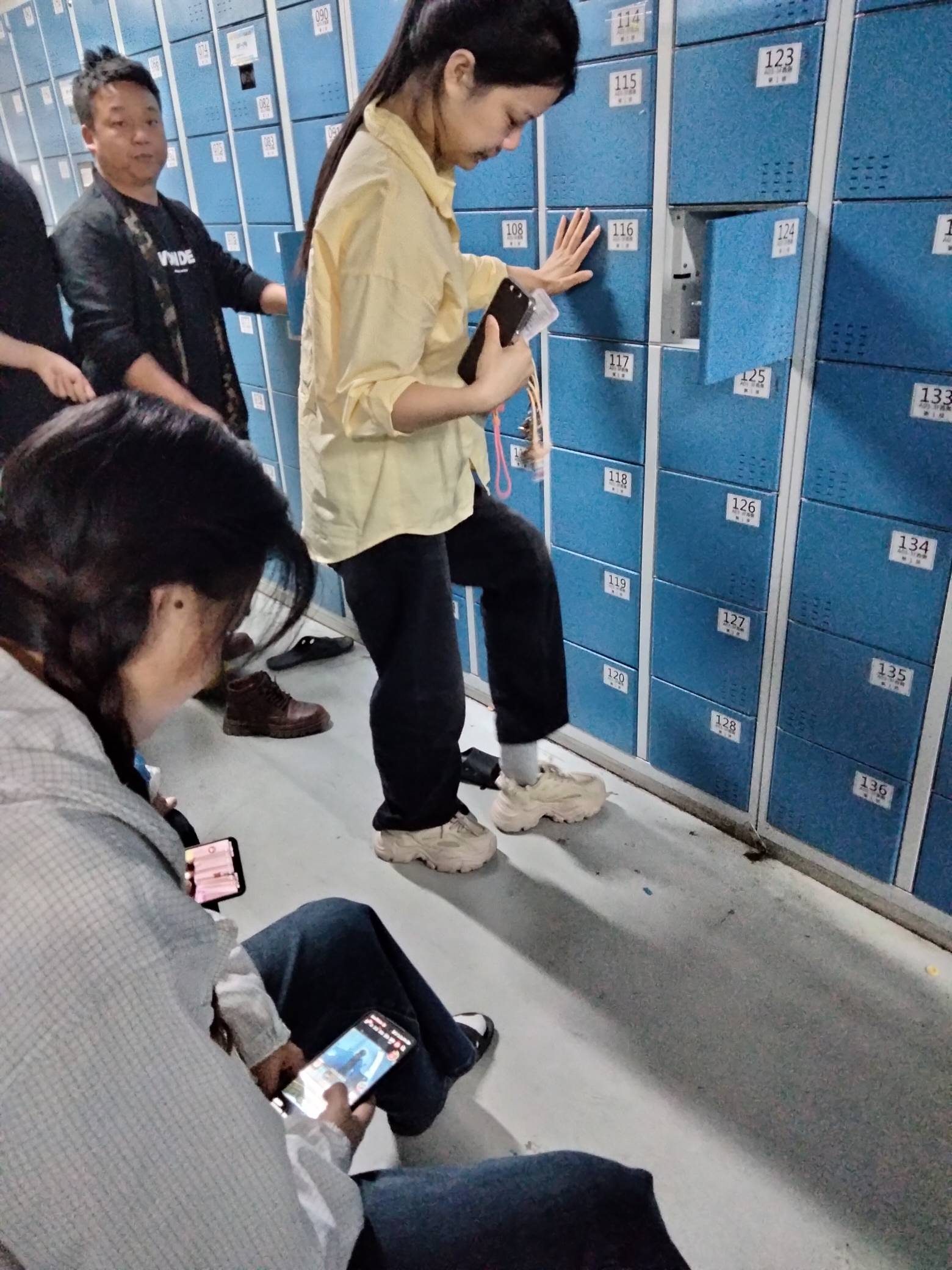 下班了老哥，昨晚打螺丝又赚了252毛，虽然也很累，但是这年头有班上有工资领已经很不52 / 作者:君子之交淡如水 / 