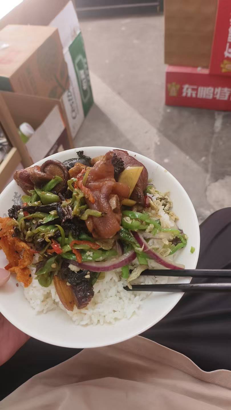 老哥们到饭点了

40 / 作者:男人永卟言败 / 