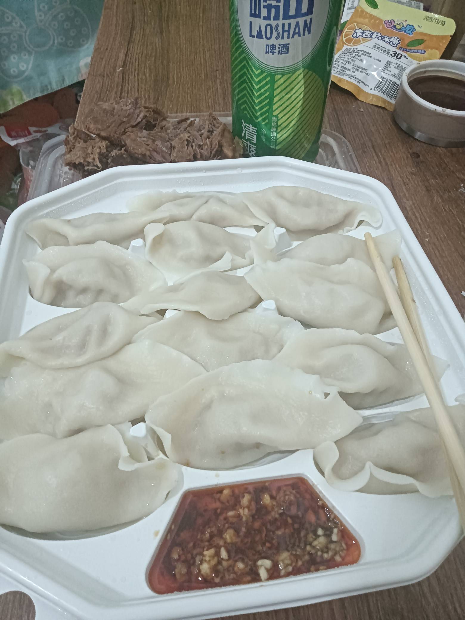 喝，饺子就酒越喝越有，内蒙酱牛肉不错，昨天喝酒吃了一袋，今天整点现包现煮酸菜肉饺59 / 作者:变了格局小了 / 