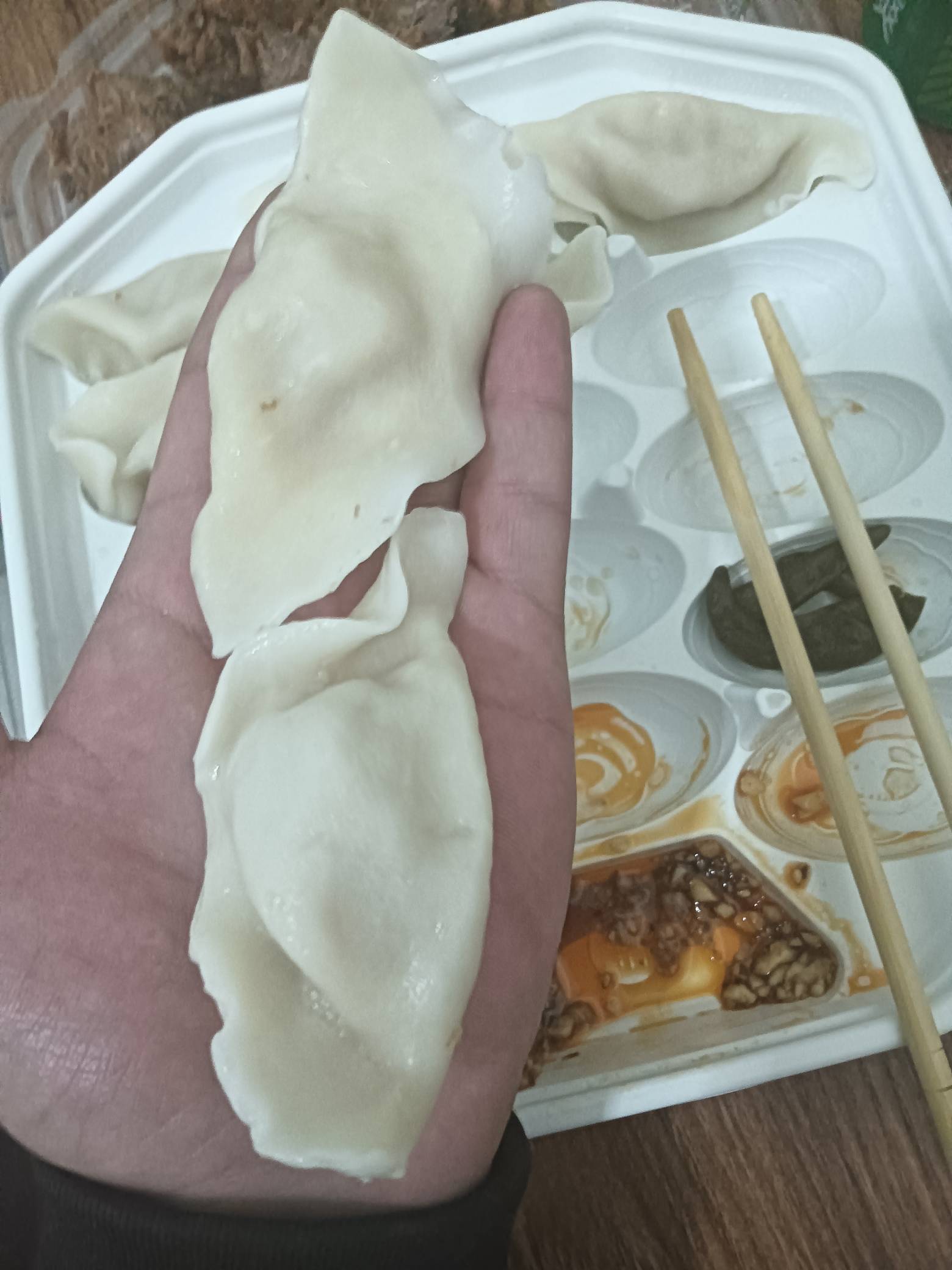 喝，饺子就酒越喝越有，内蒙酱牛肉不错，昨天喝酒吃了一袋，今天整点现包现煮酸菜肉饺40 / 作者:变了格局小了 / 