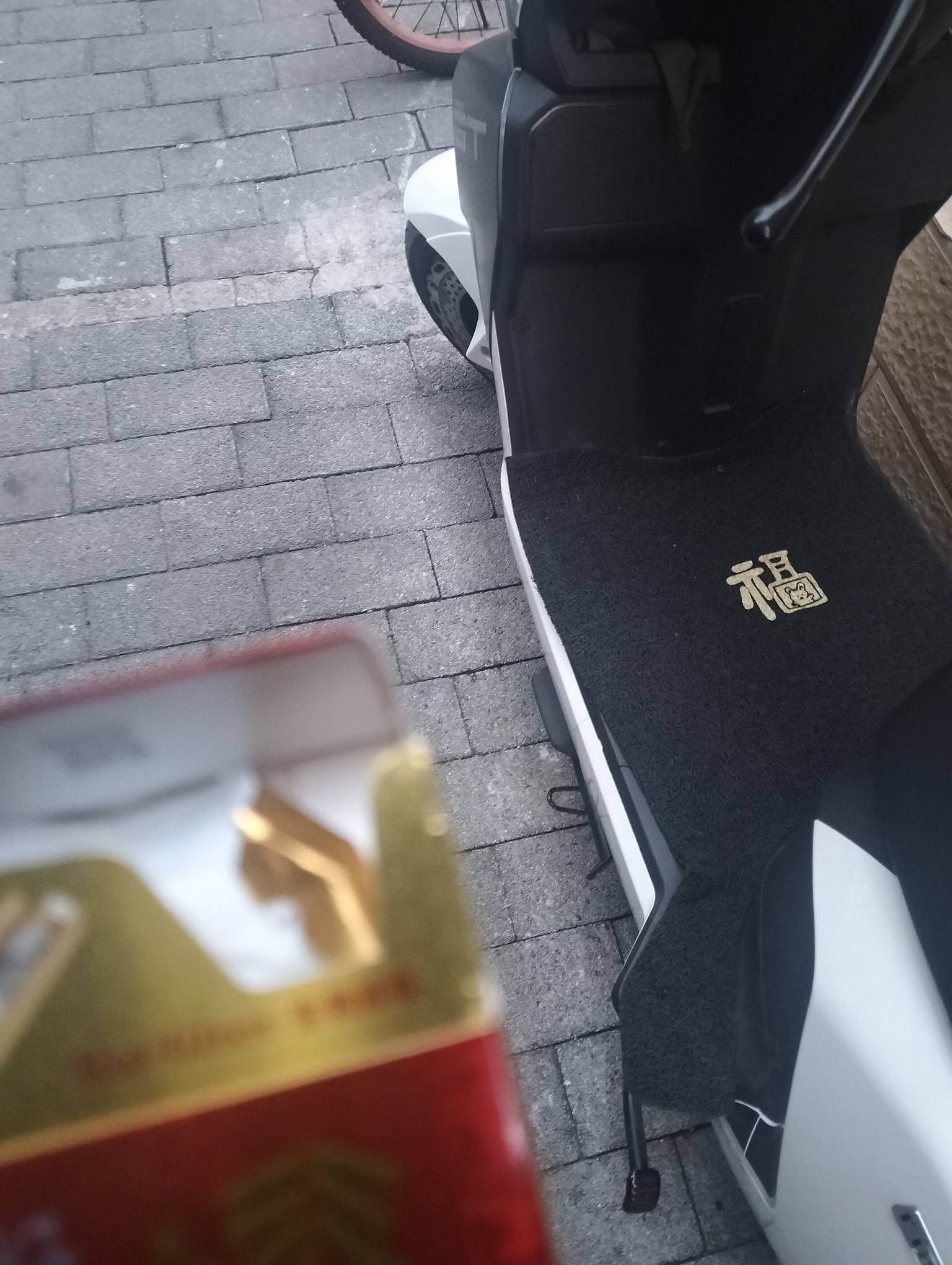 哪个挂壁仔，昨晚看就两三根，放小电驴没拿，现在变没了

61 / 作者:尛•牛•氓 / 