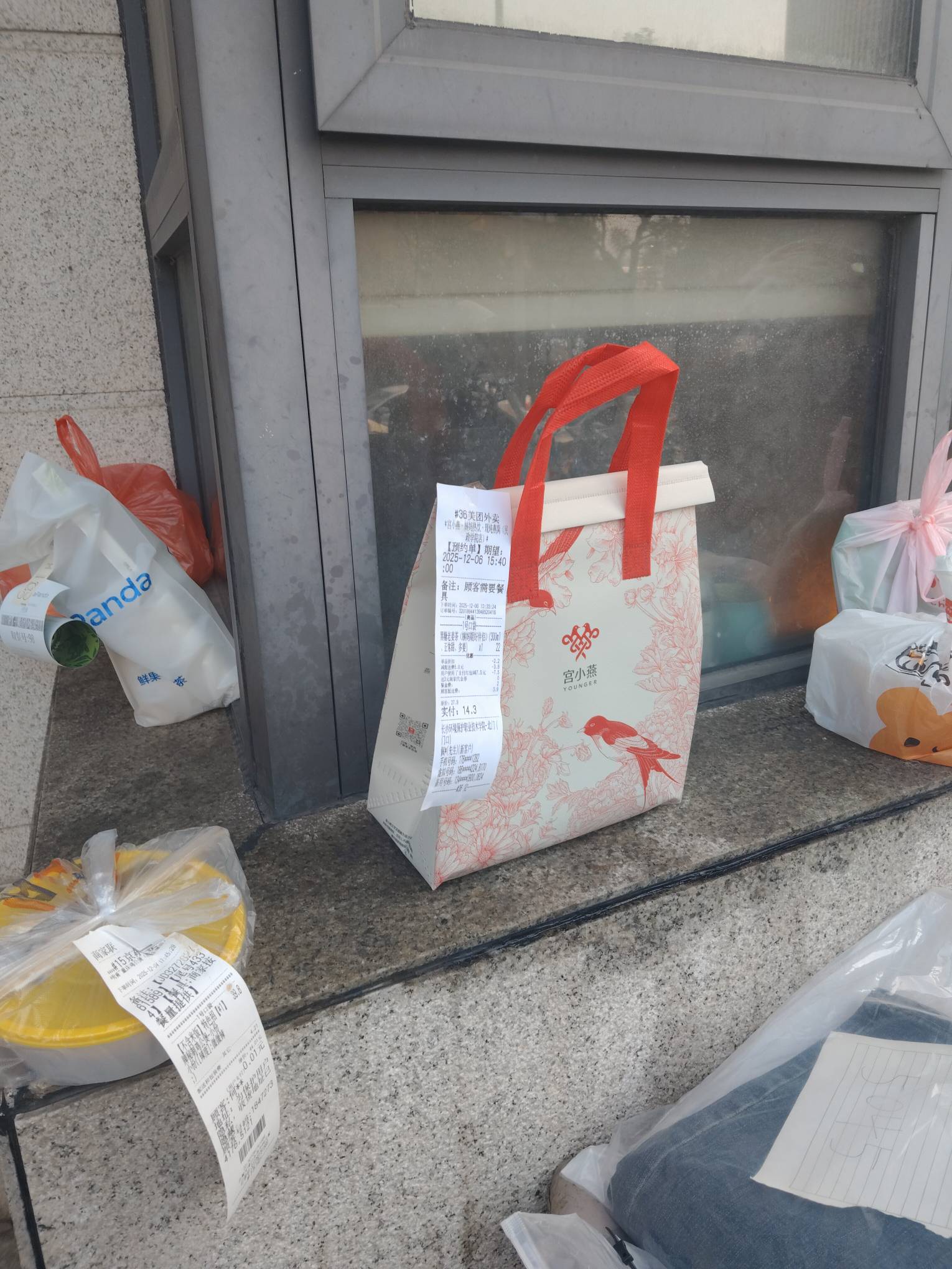 虽然我没申请到京东，但我记得东子说过他只发劵不回收，对喷美团回收18无门槛神劵，东81 / 作者:卡农第一美 / 