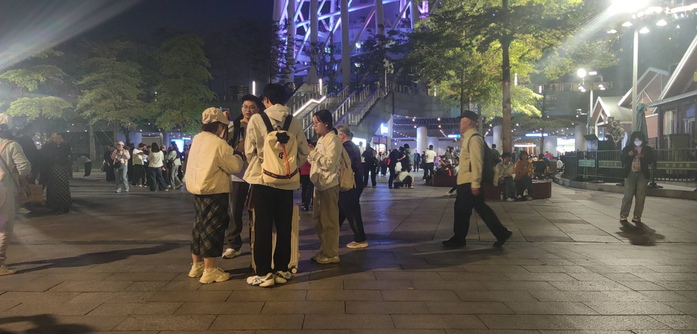 擦，刚刚做个兄弟过来请我吃生蚝会喝酒怎么说都去喝点

79 / 作者:木子辰 / 