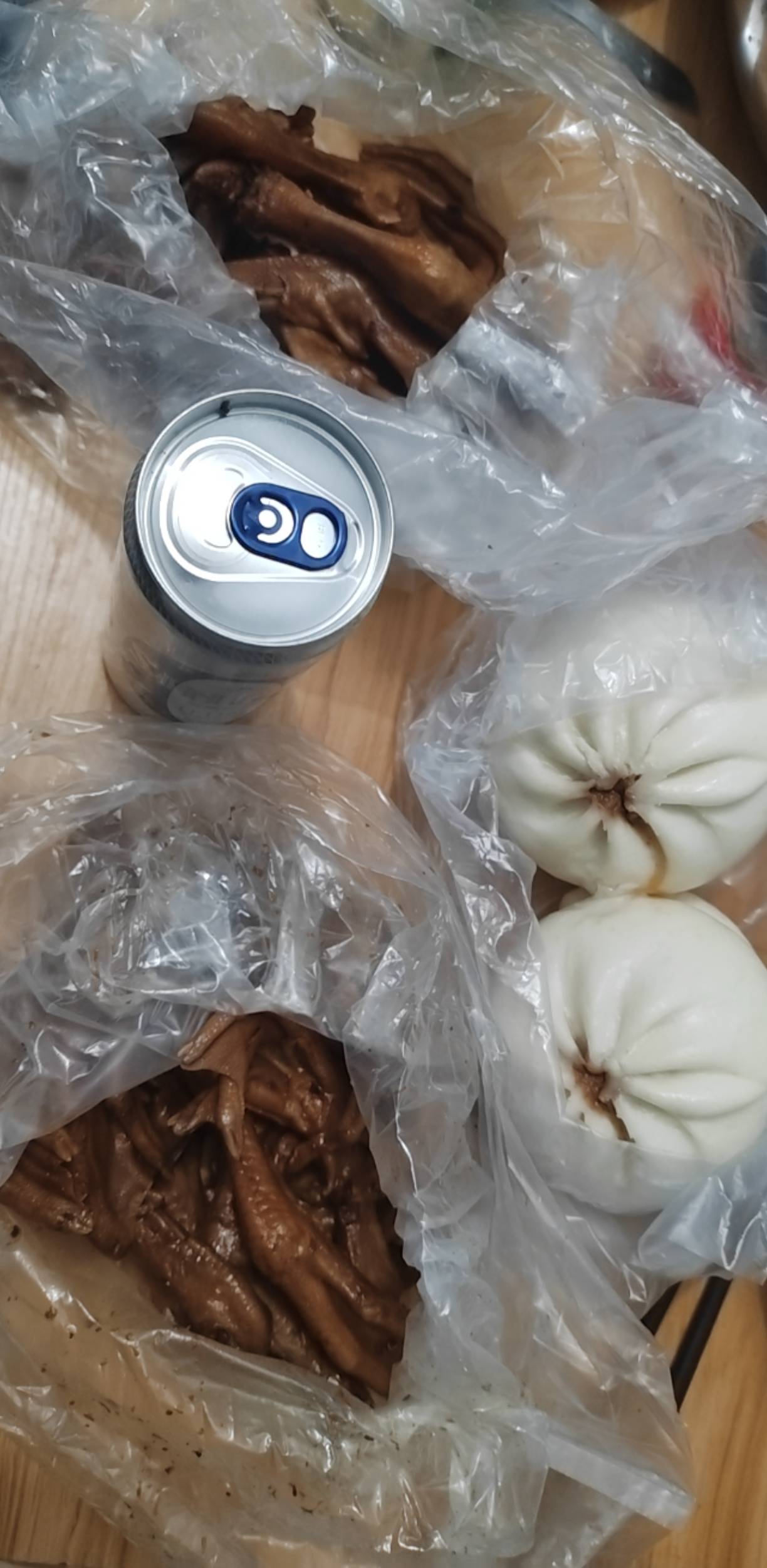 
今天没薅到啥毛，从单位食堂买了两份鸭掌，一份.，加啤酒，对付吃下晚饭吧，偶尔开荤82 / 作者:薅毛狂魔 / 