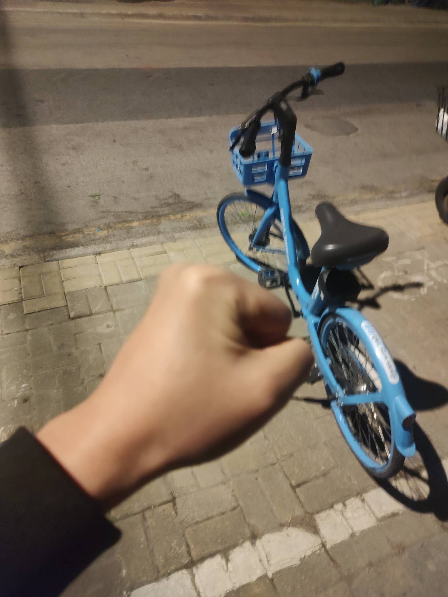 玩也没啥玩的，游戏也不想打，躺也躺不住，班也不想上，甚至有毛都懒得动手申请，是怎26 / 作者:L地 / 