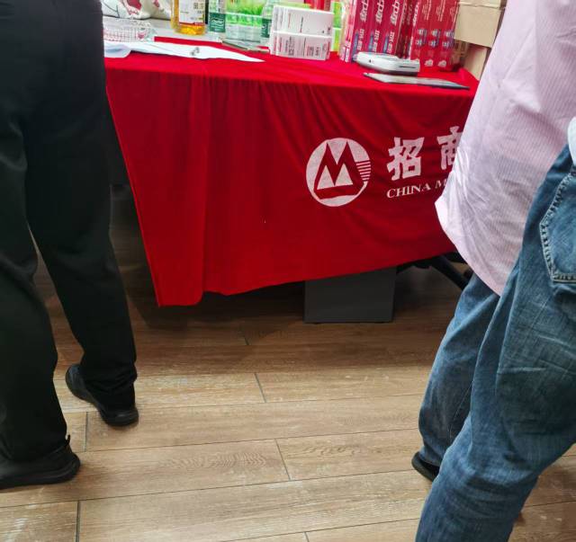 进厂一个月狠狠拿下招商一类，今天yh来办工资卡，几毛的礼品就骗一堆老头老太办xyk，82 / 作者:鲸鲨 / 