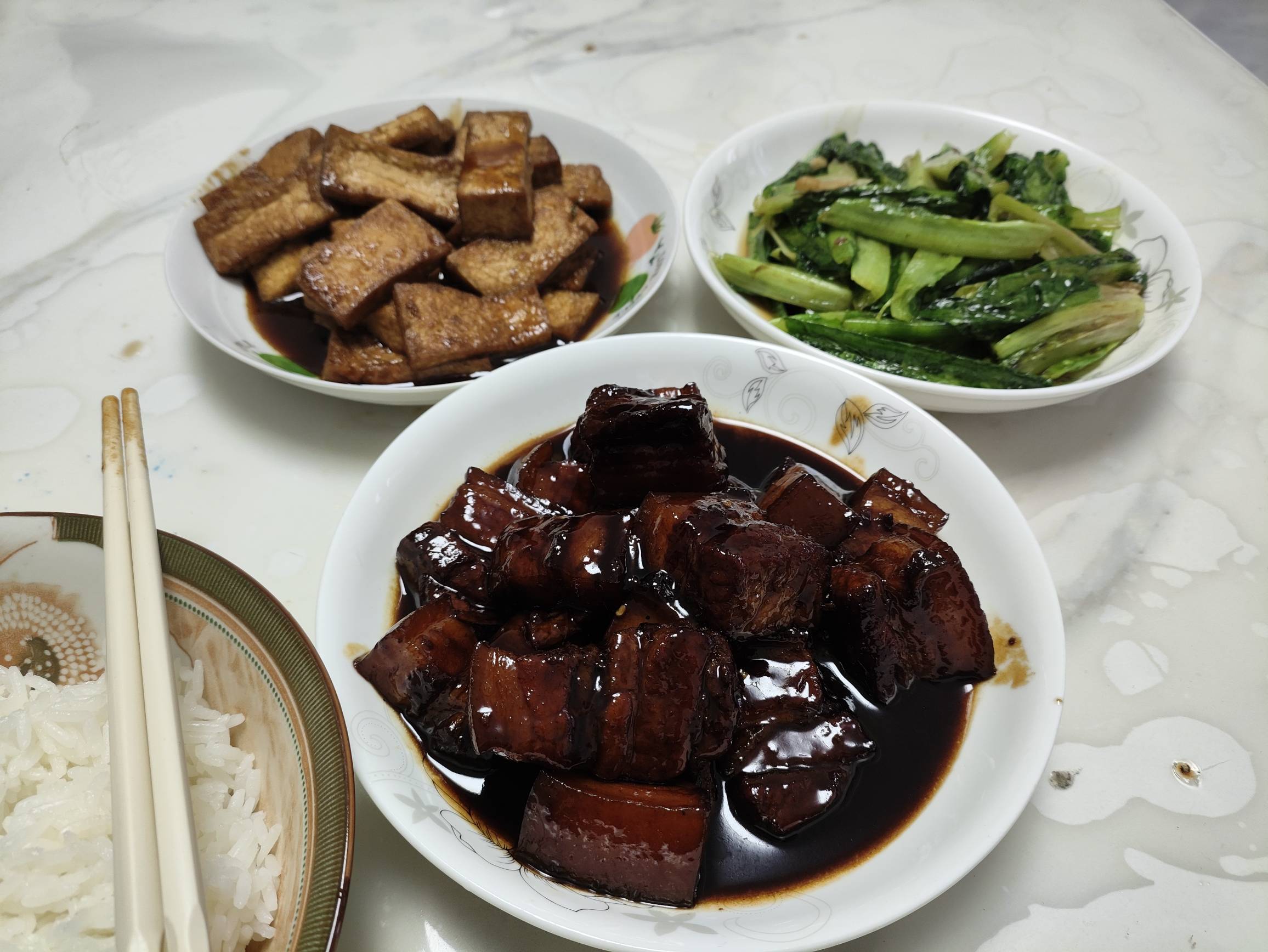 吃饭了老哥们    自己做15块吃一天就是费时间

21 / 作者:情花一谱 / 