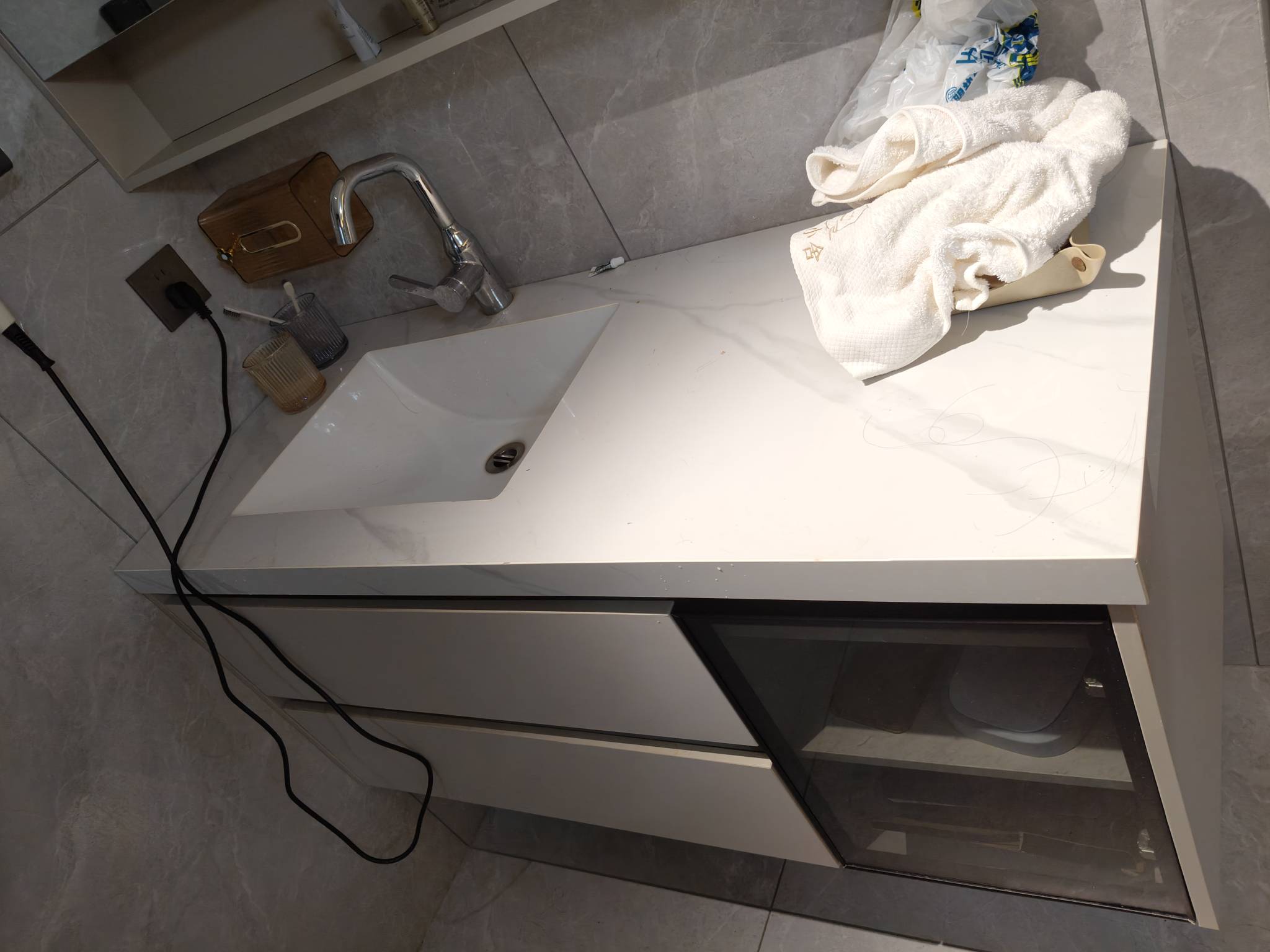 给房东的洗脸盆砸坏了，现在反正就是没钱给，但不不给，给房东说我现在只能立马去面试18 / 作者:钟情aaa / 