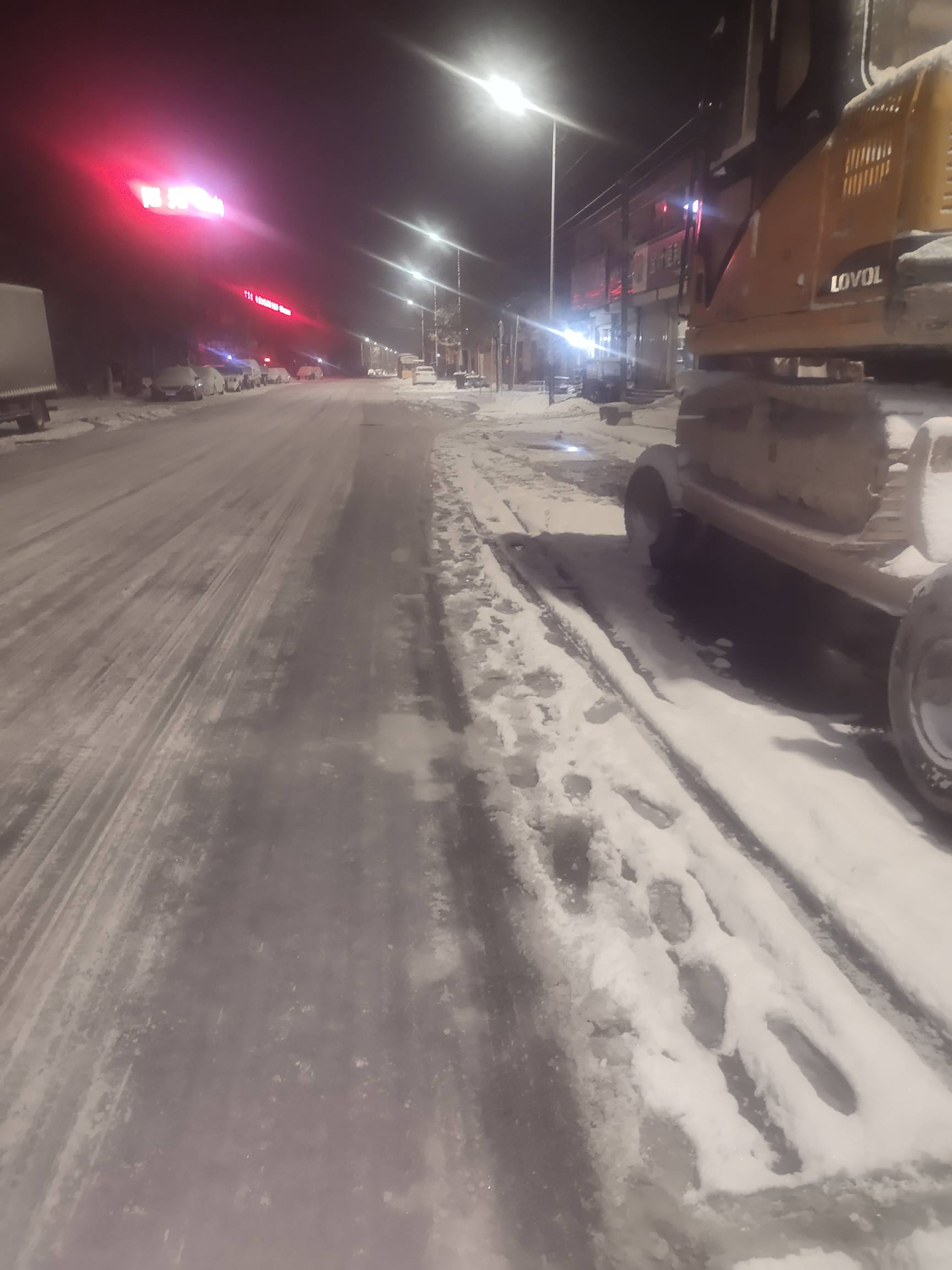 为了吃早餐熬了个通宵，，昨天下了一天雪，现在路上全是冰，走路都得小心翼翼
18 / 作者:物是人非事事休！ / 