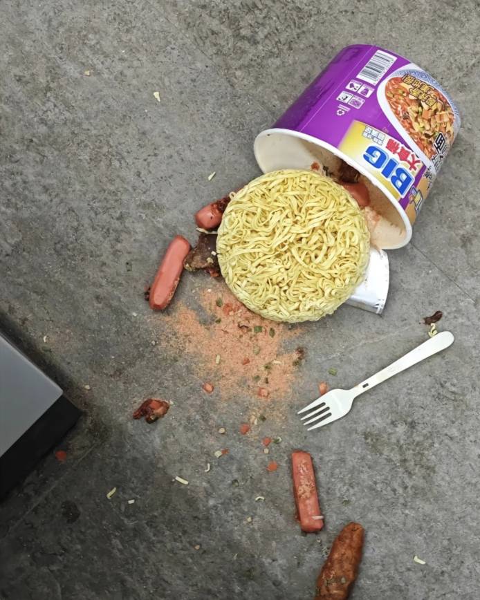 我宁愿这一分钟掉下来的是天，也不能是我的超豪华T餐，狂扇自己嘴巴子，那么不争气

68 / 作者:非洲大黑耗子 / 