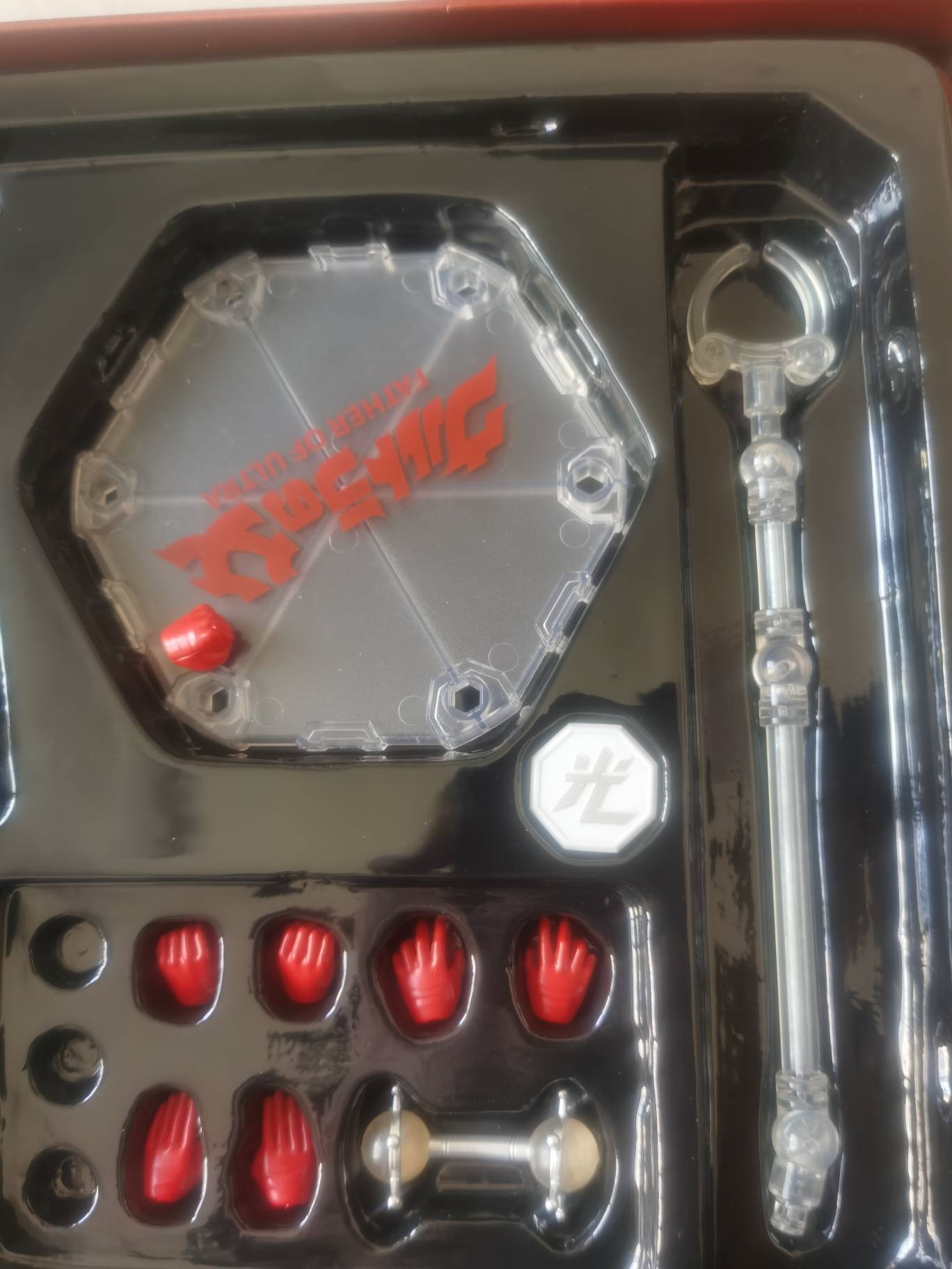 老哥们，奥特曼到了，真秀珍，后悔了，还说拿回家给孩子玩，这也太没性价比了，还不如98 / 作者:撸毛还贷 / 