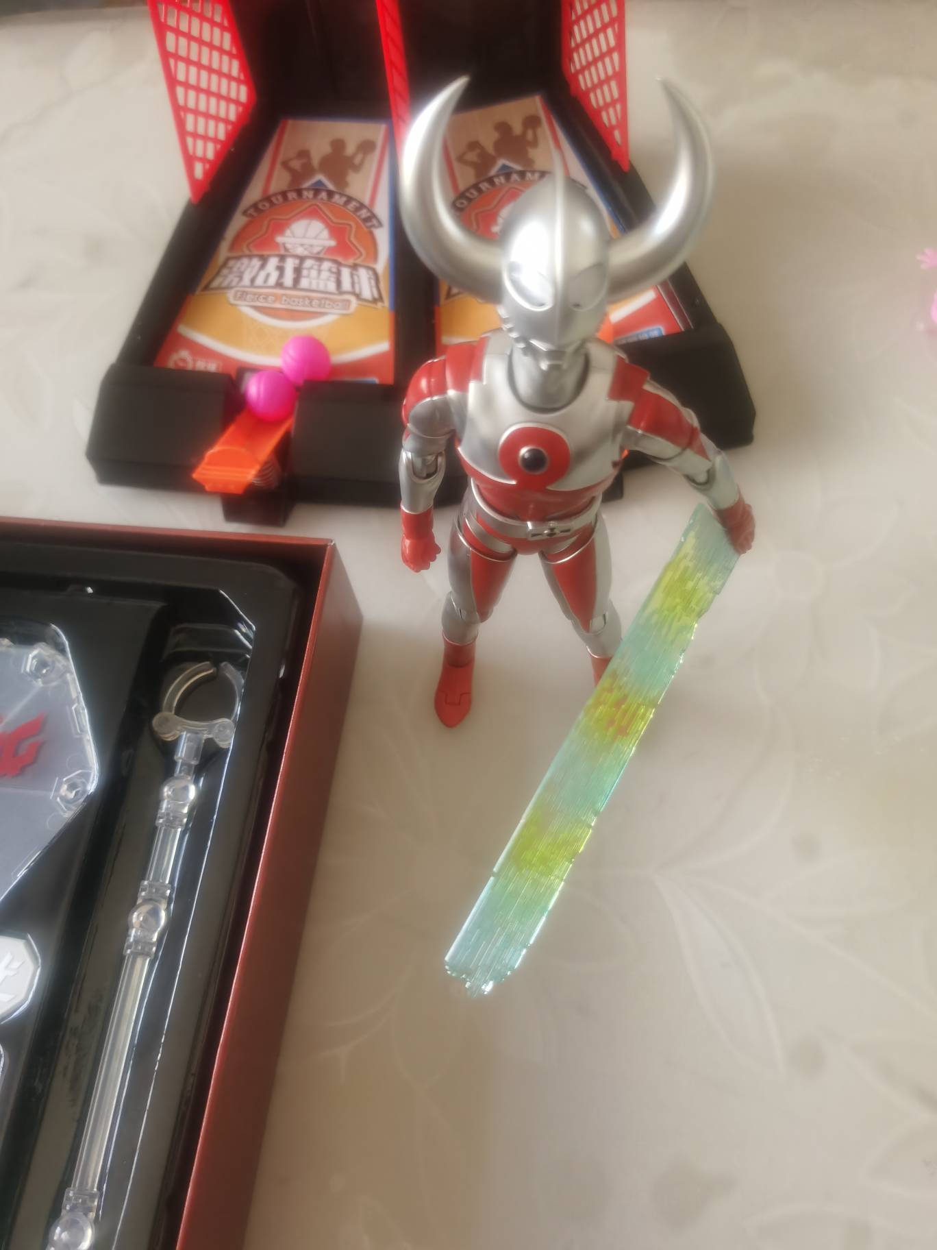 老哥们，奥特曼到了，真秀珍，后悔了，还说拿回家给孩子玩，这也太没性价比了，还不如23 / 作者:撸毛还贷 / 