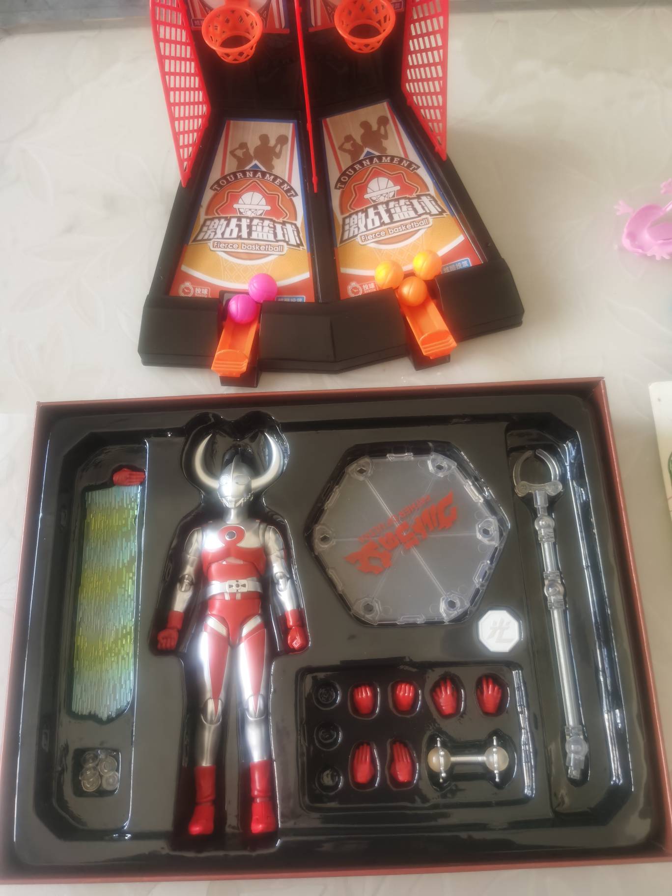 老哥们，奥特曼到了，真秀珍，后悔了，还说拿回家给孩子玩，这也太没性价比了，还不如40 / 作者:撸毛还贷 / 